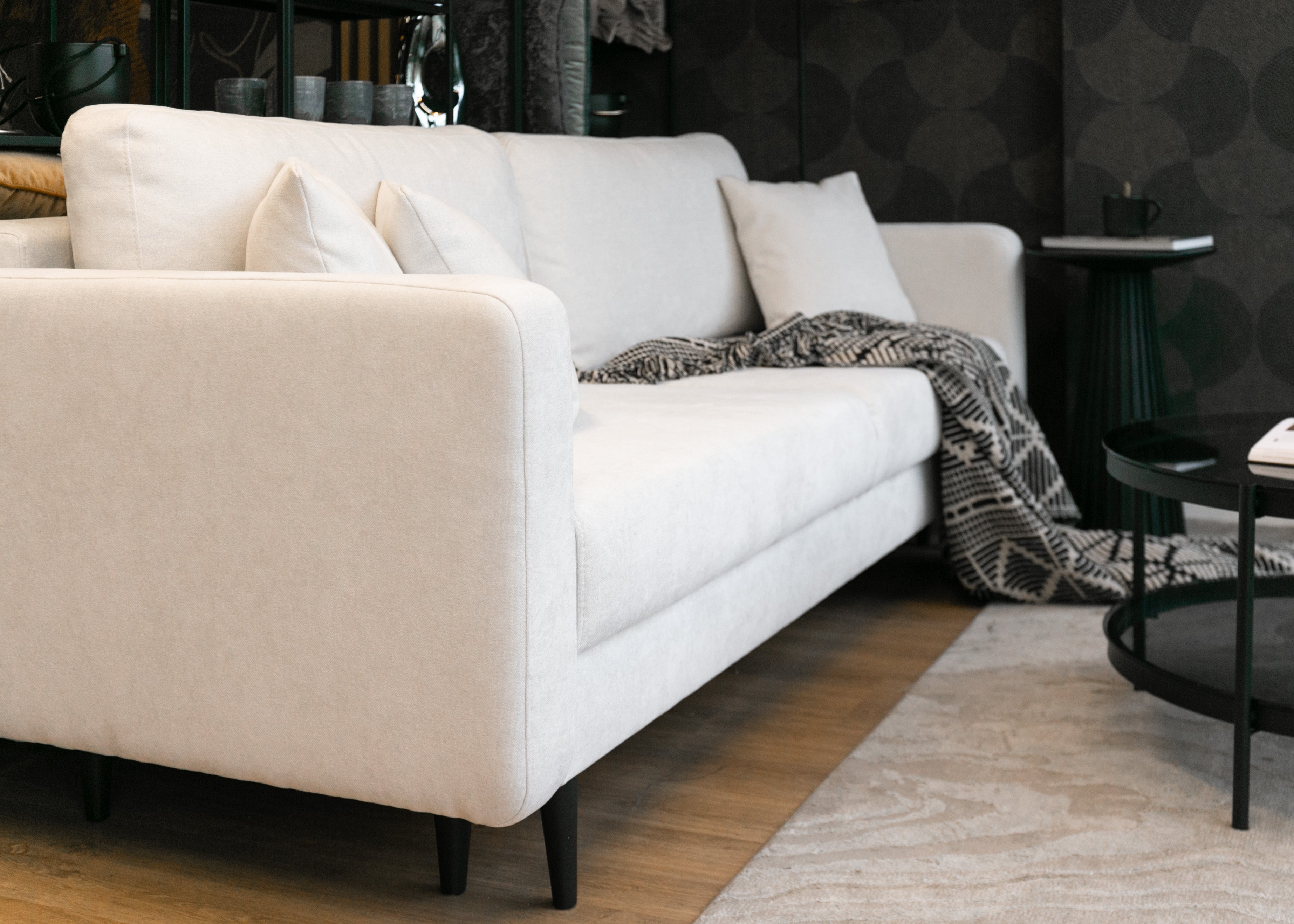 Dreisitziges ausklappbares Sofa Valico in Cremefarbe aus leicht zu reinigendem Chenille-Stoff mit schwarzen Beinen