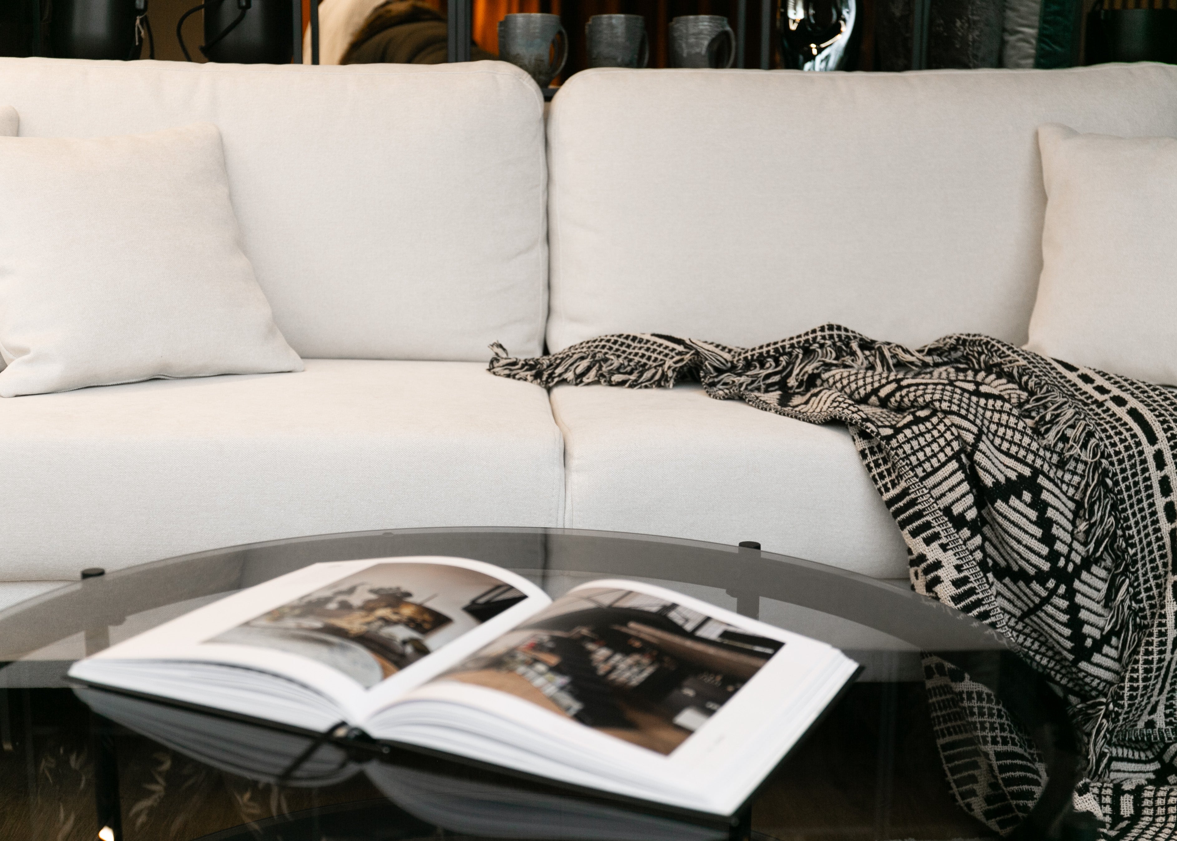 Dreisitziges ausklappbares Sofa Valico in Cremefarbe aus leicht zu reinigendem Chenille-Stoff mit schwarzen Beinen