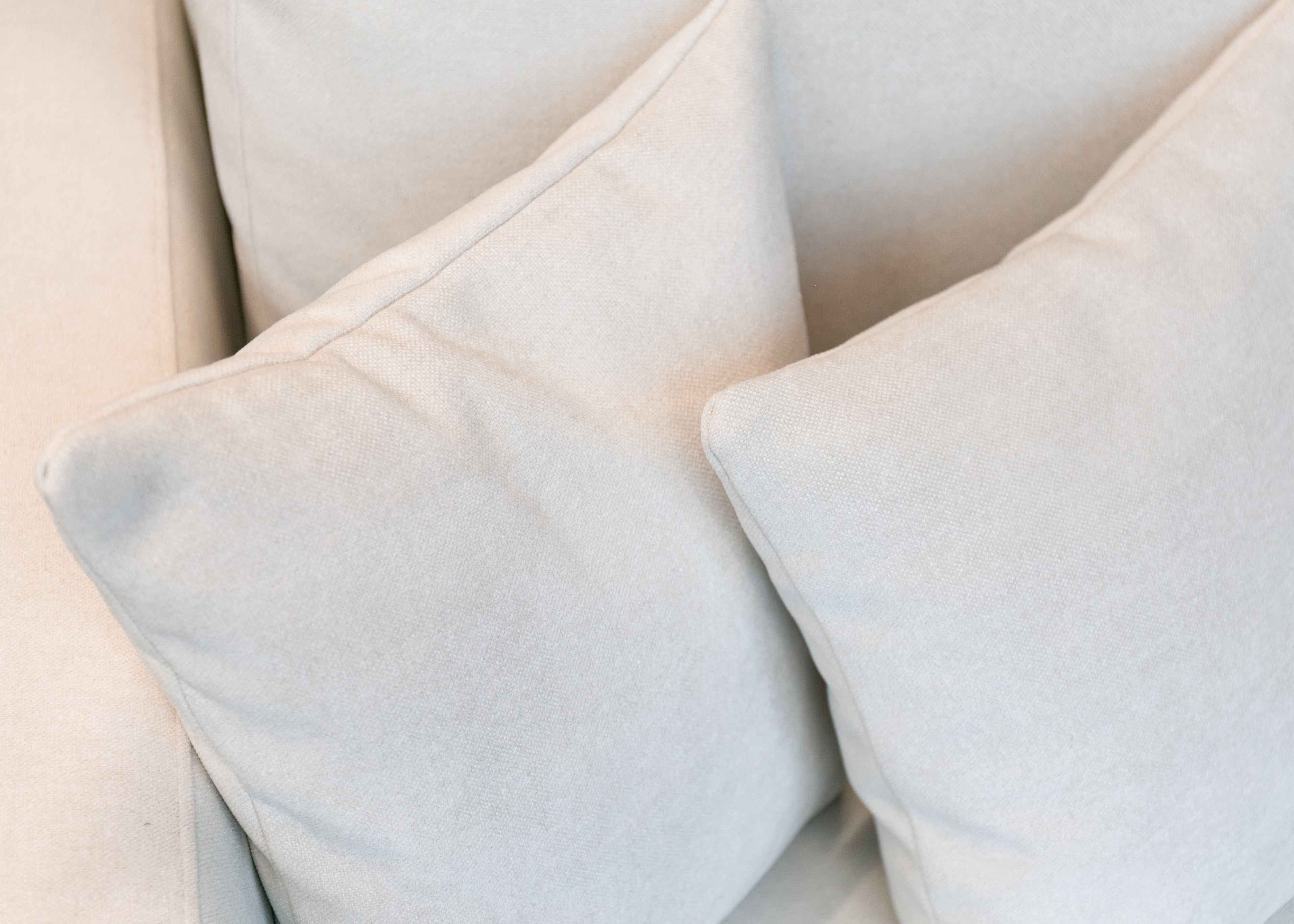 Dreisitziges ausklappbares Sofa Valico in Cremefarbe aus leicht zu reinigendem Chenille-Stoff mit schwarzen Beinen