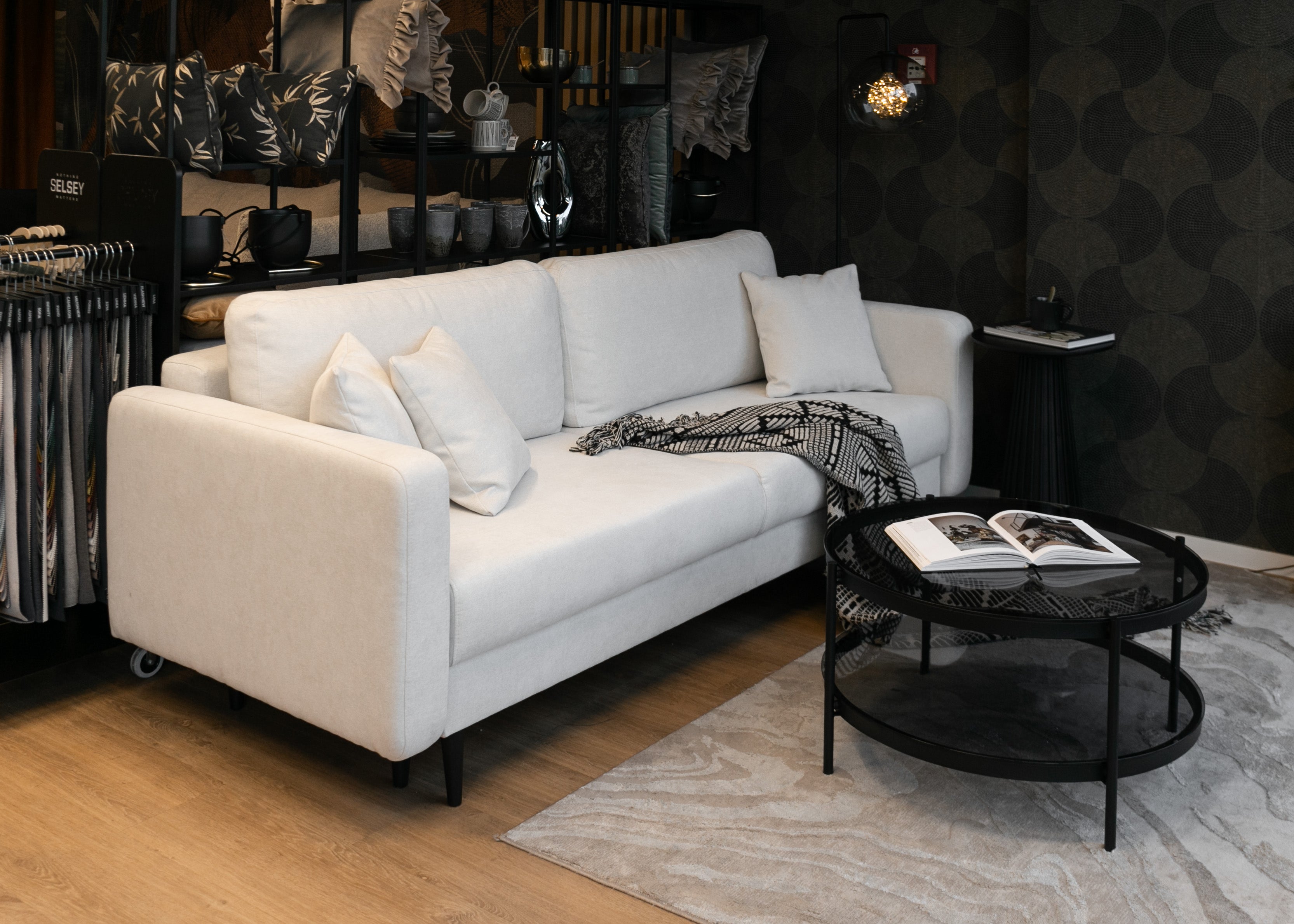 Dreisitziges ausklappbares Sofa Valico in Cremefarbe aus leicht zu reinigendem Chenille-Stoff mit schwarzen Beinen