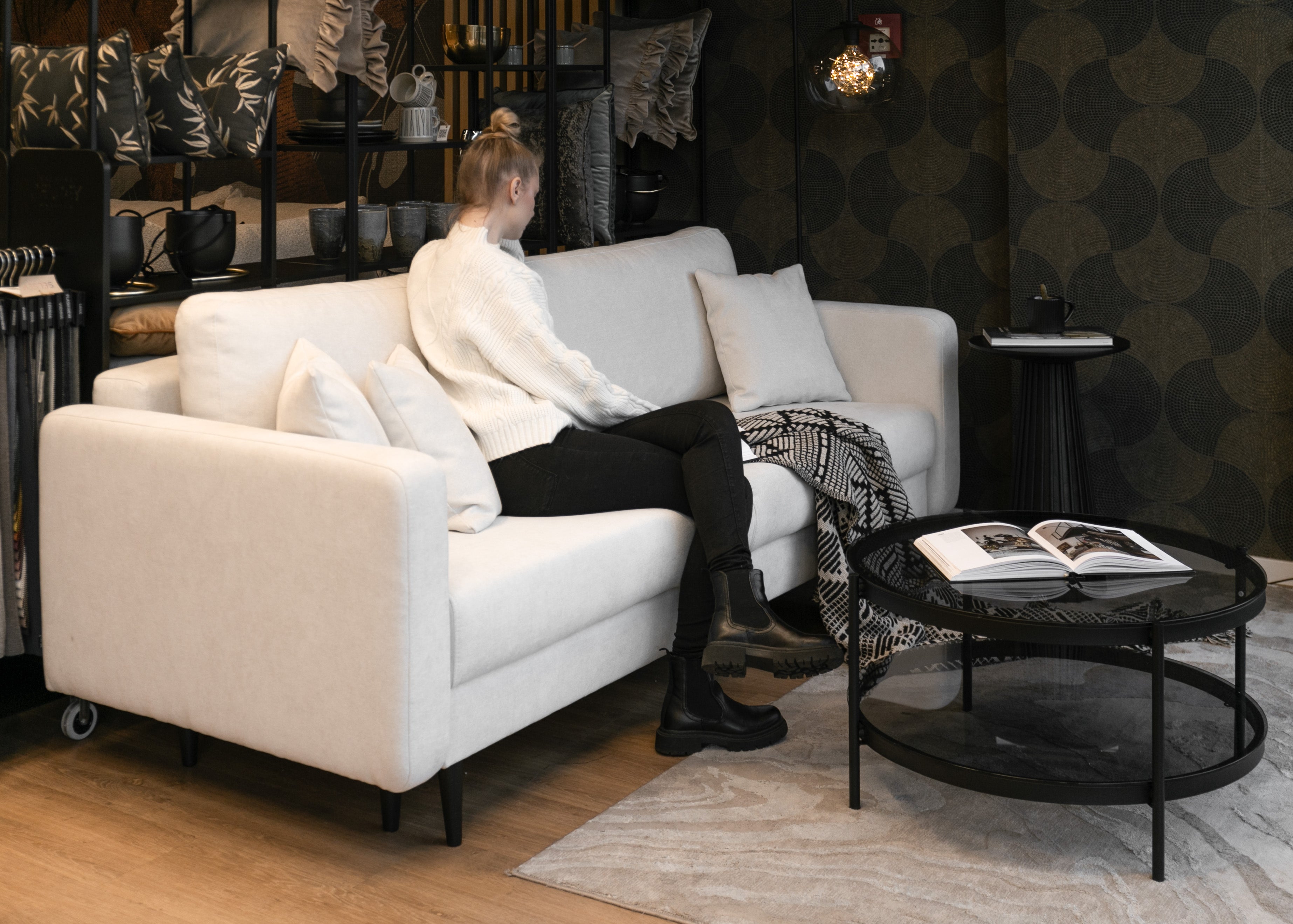 Dreisitziges ausklappbares Sofa Valico in Cremefarbe aus leicht zu reinigendem Chenille-Stoff mit schwarzen Beinen