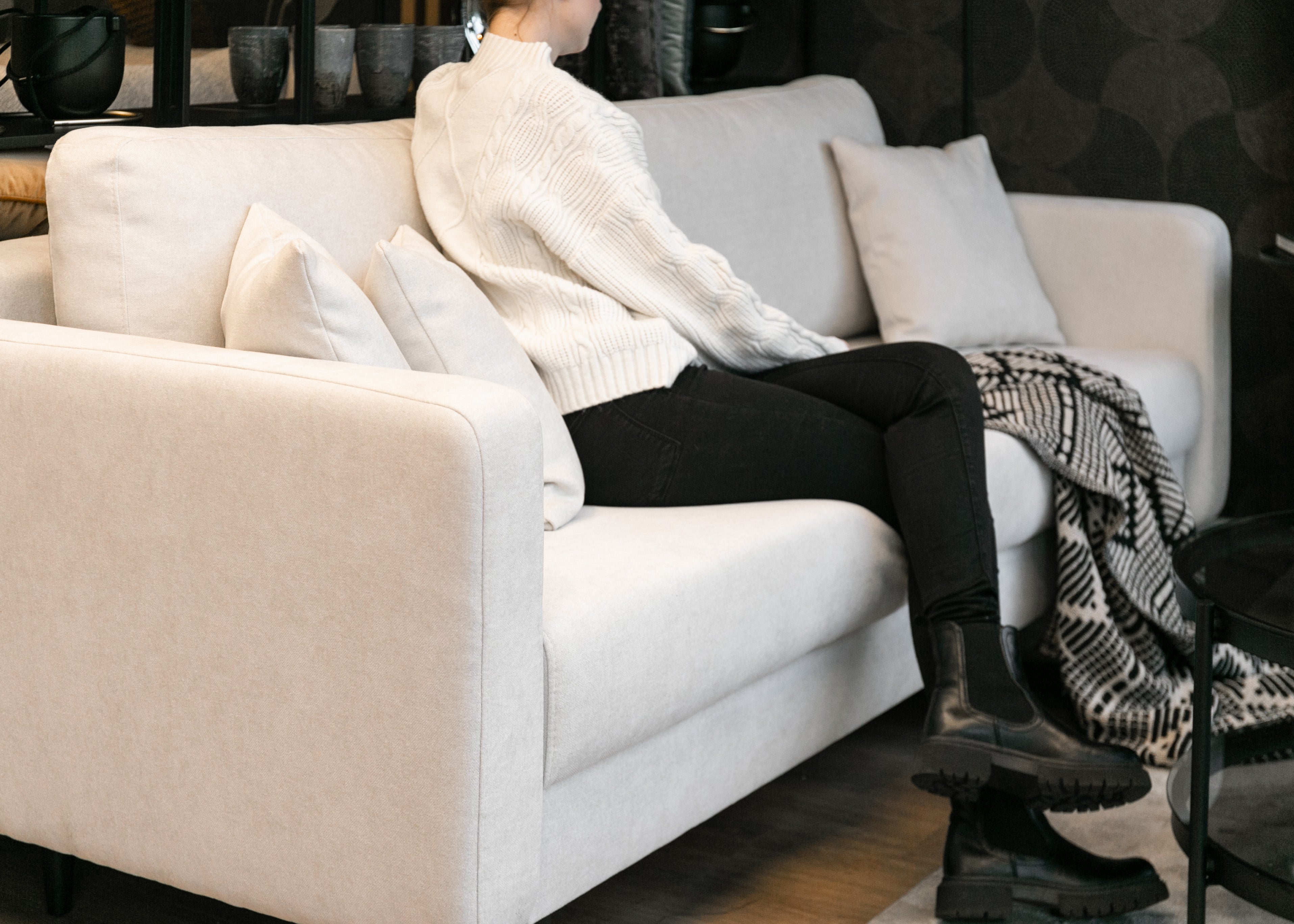 Dreisitziges ausklappbares Sofa Valico in Cremefarbe aus leicht zu reinigendem Chenille-Stoff mit schwarzen Beinen