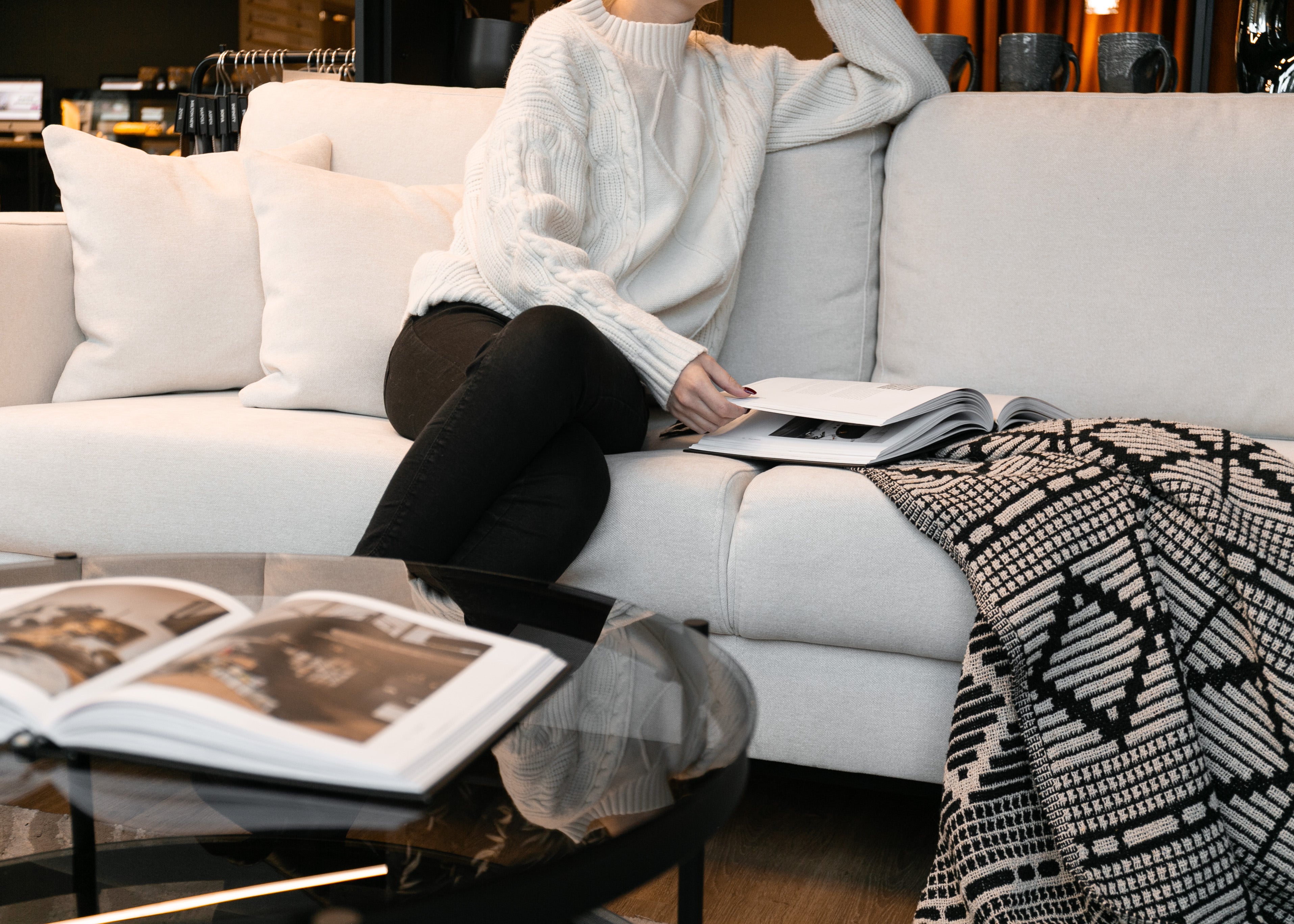 Dreisitziges ausklappbares Sofa Valico in Cremefarbe aus leicht zu reinigendem Chenille-Stoff mit schwarzen Beinen