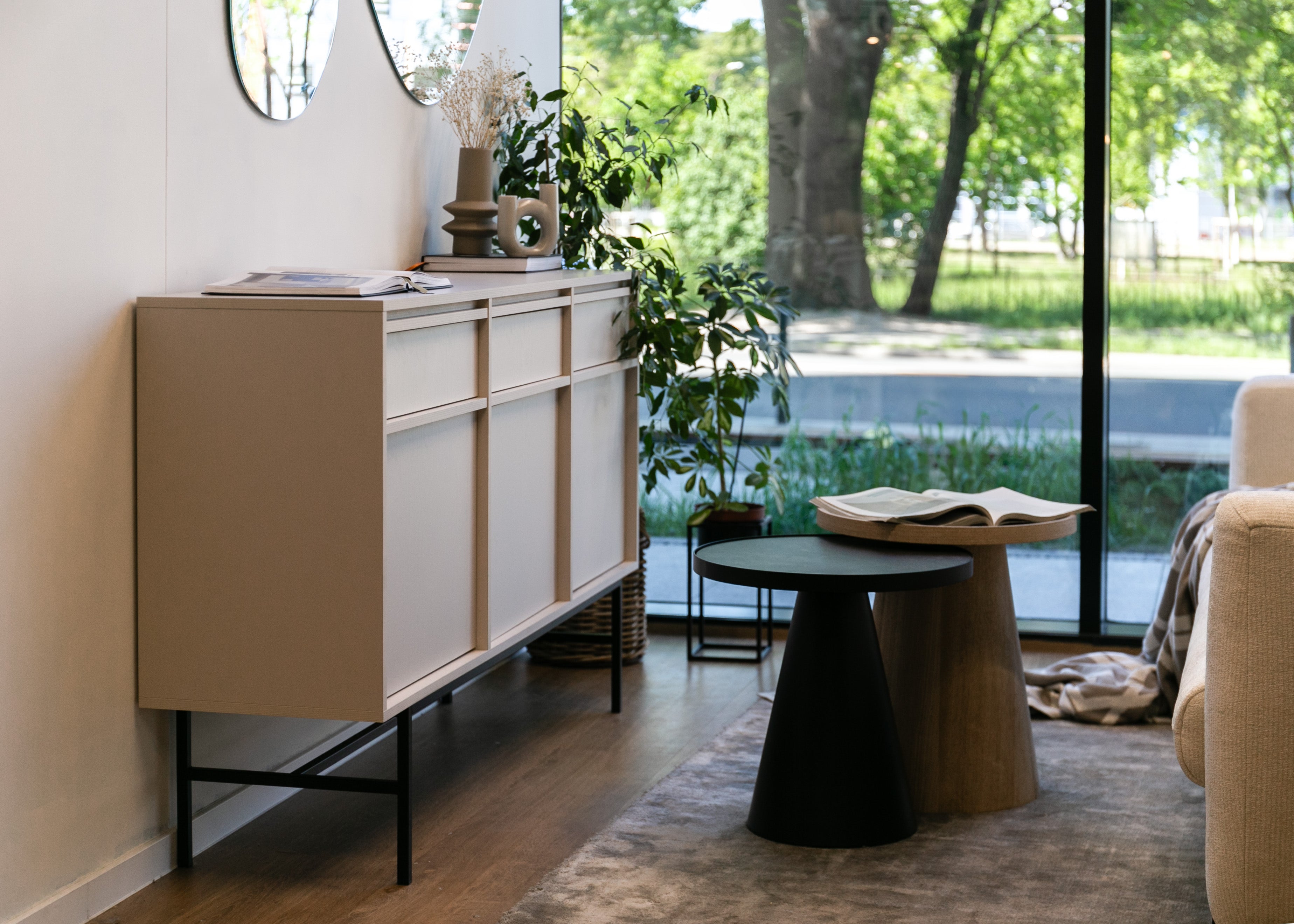 Drehtür-Kommode Evo mit Schubladen und Gestell 154 cm Sandbeige