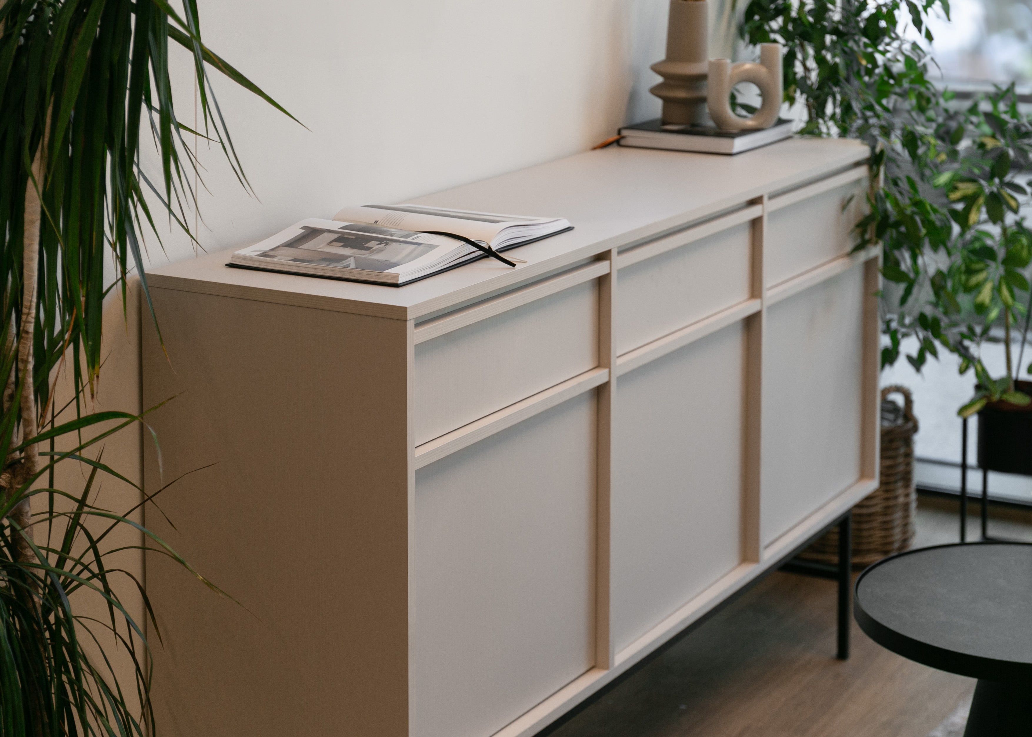 Drehtür-Kommode Evo mit Schubladen und Gestell 154 cm Sandbeige