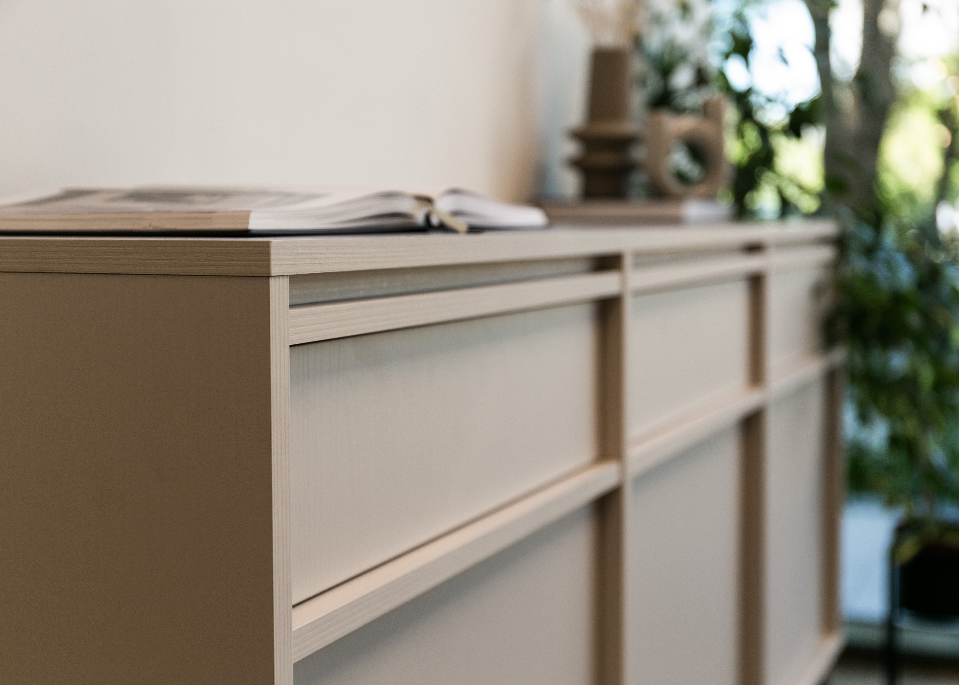 Drehtür-Kommode Evo mit Schubladen und Gestell 154 cm Sandbeige
