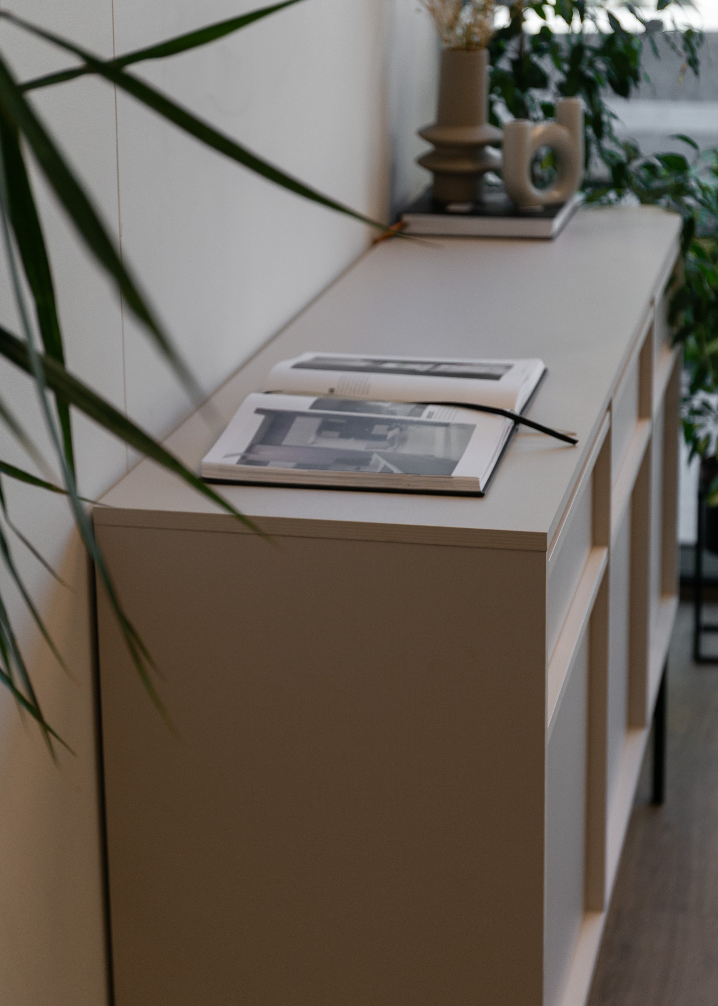 Drehtür-Kommode Evo mit Schubladen und Gestell 154 cm Sandbeige