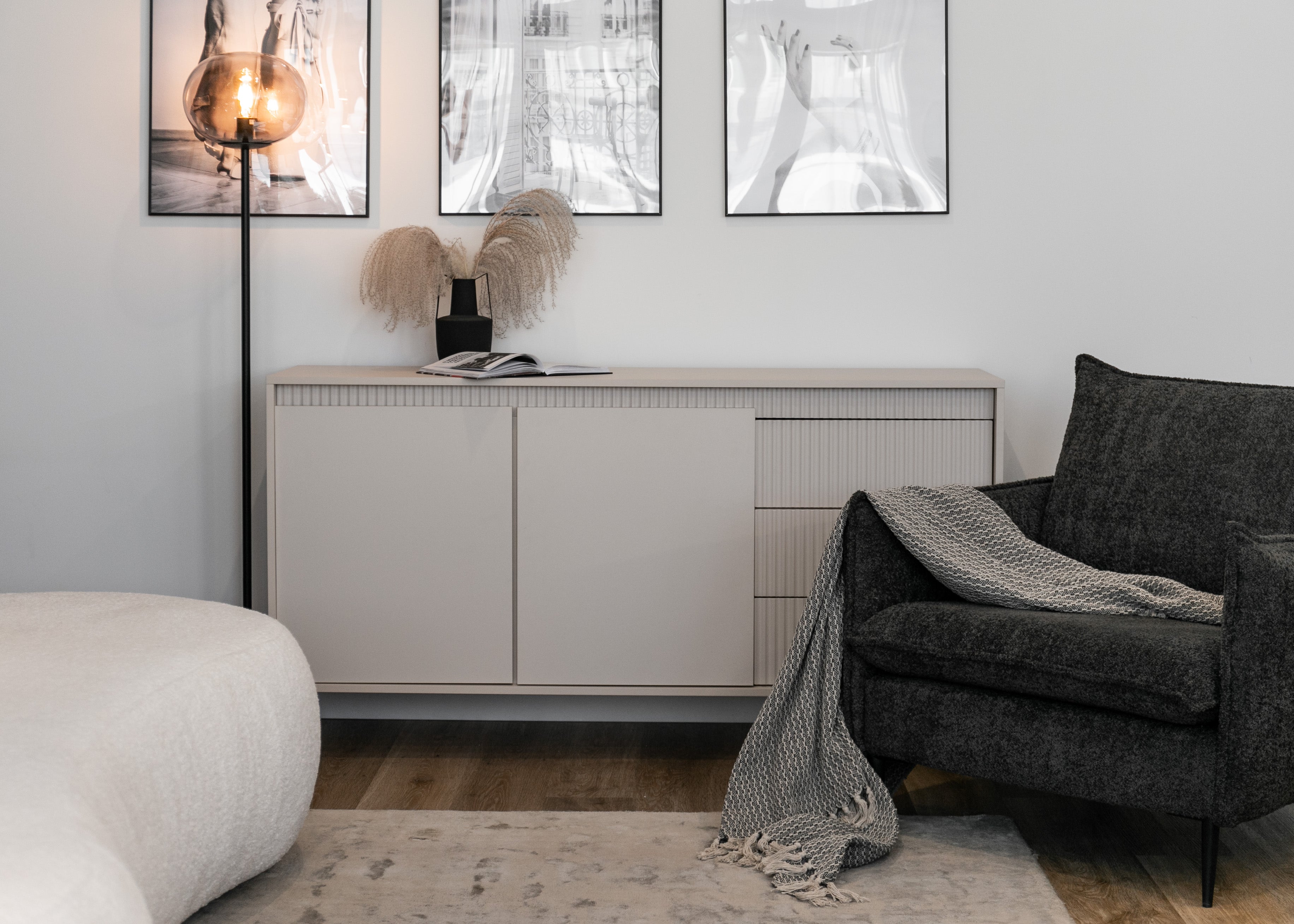 Zweiturige Kommode Falsetto mit gerillten Fronten und drei Schubladen, 154 cm, beige