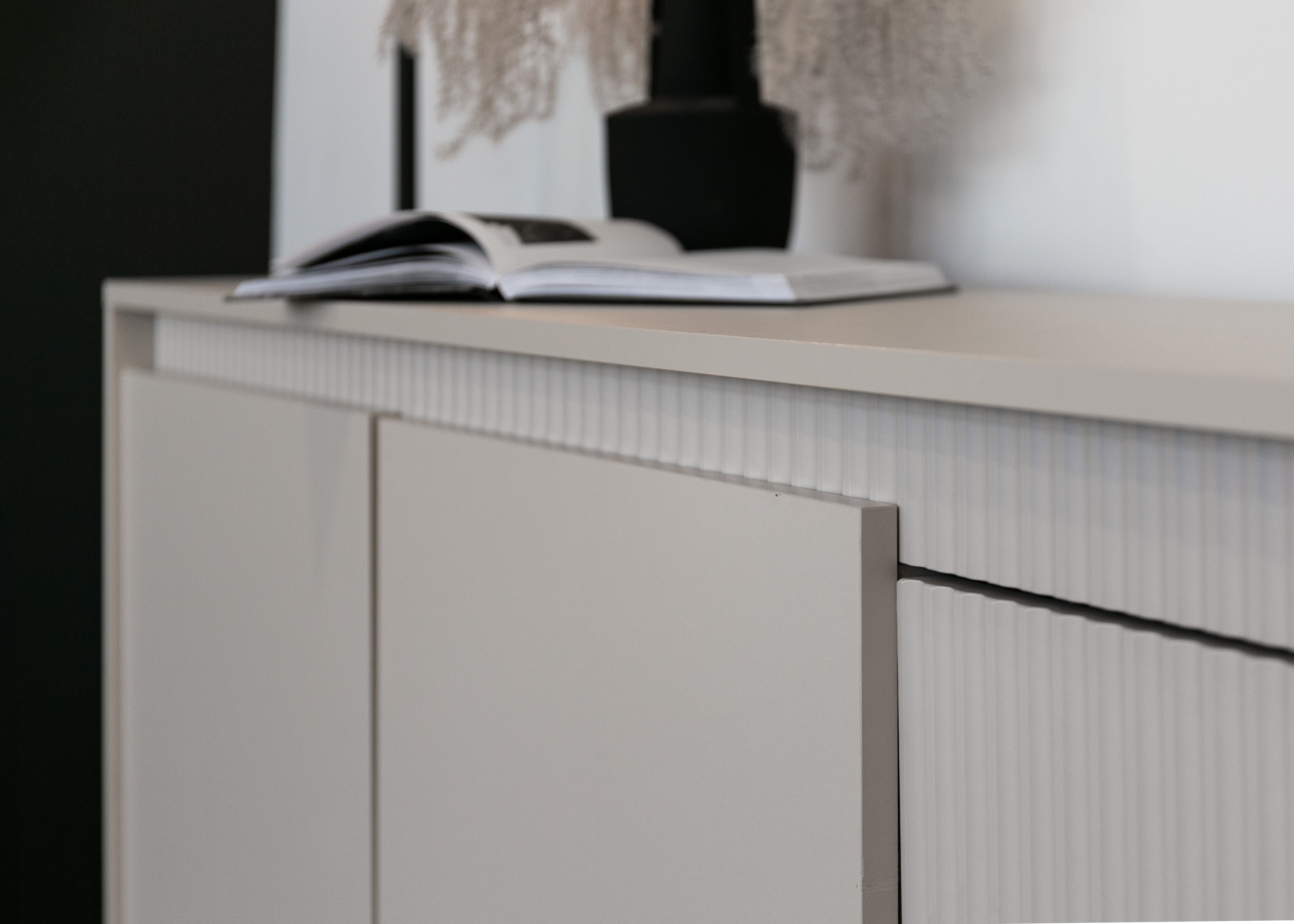 Zweiturige Kommode Falsetto mit gerillten Fronten und drei Schubladen, 154 cm, beige