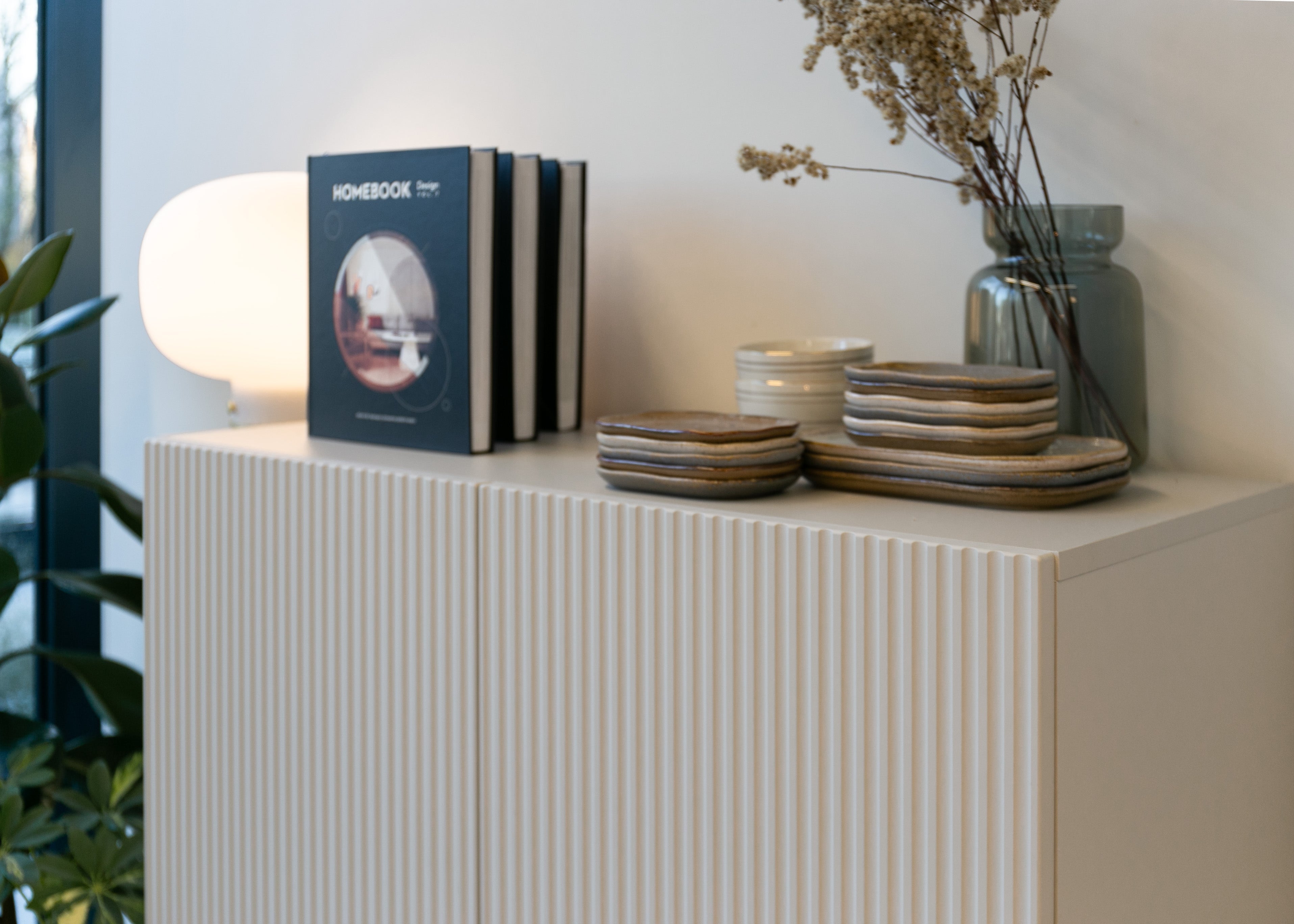 Zweiturige Kommode Veldio mit gefräster Front 90 cm Grau-Beige mit goldenen Beinen