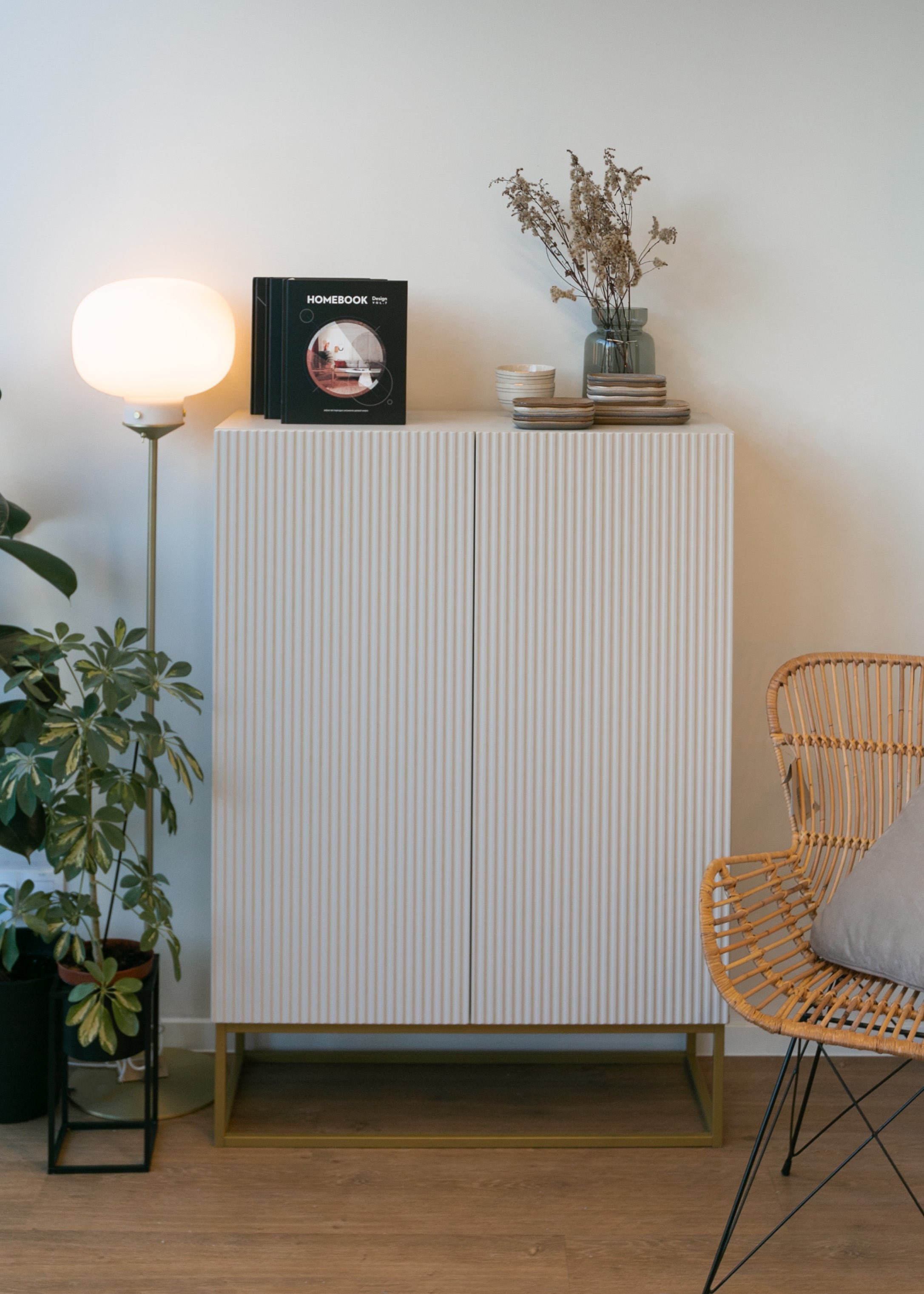Zweiturige Kommode Veldio mit gefräster Front 90 cm Grau-Beige mit goldenen Beinen