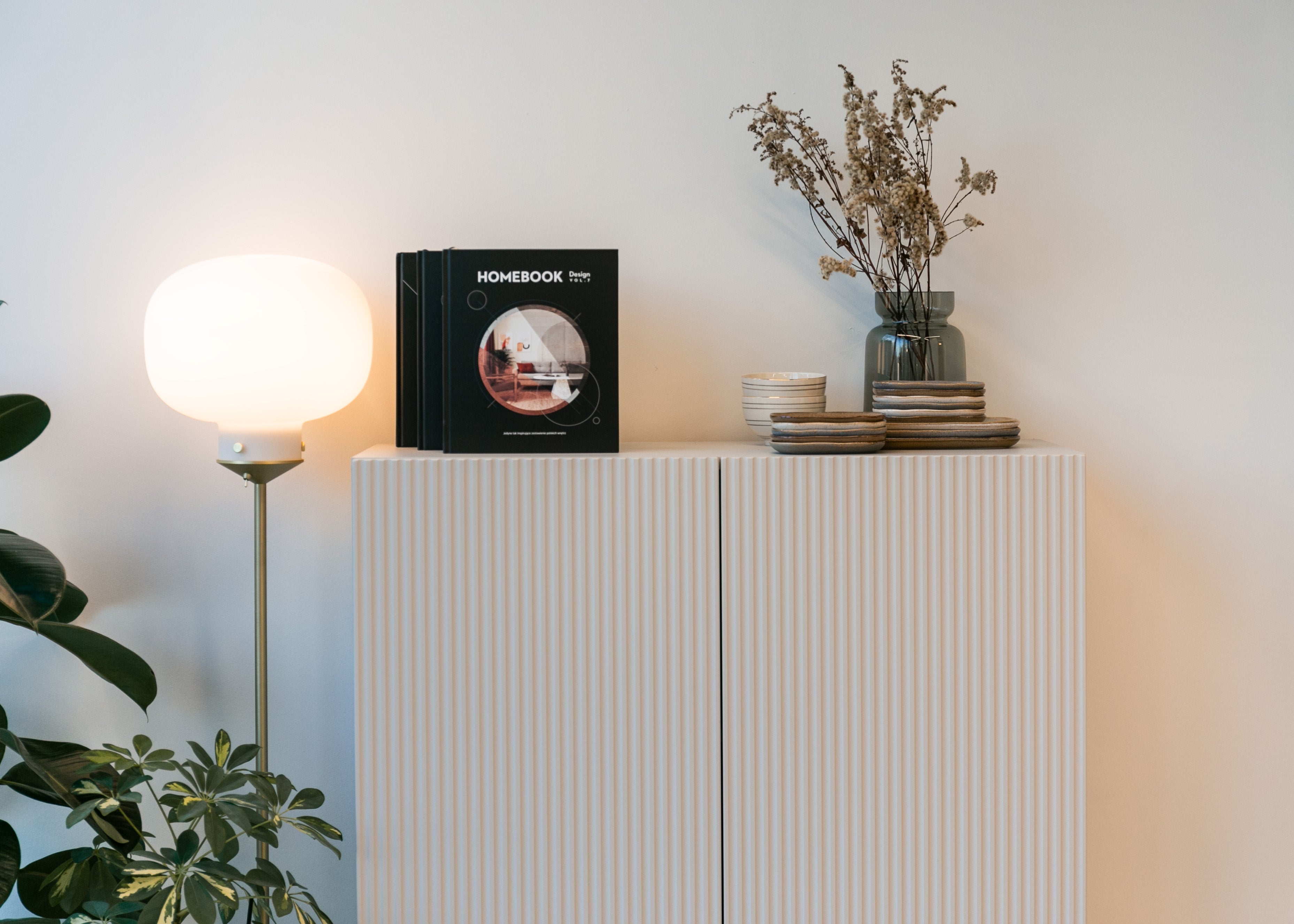 Zweiturige Kommode Veldio mit gefräster Front 90 cm Grau-Beige mit goldenen Beinen