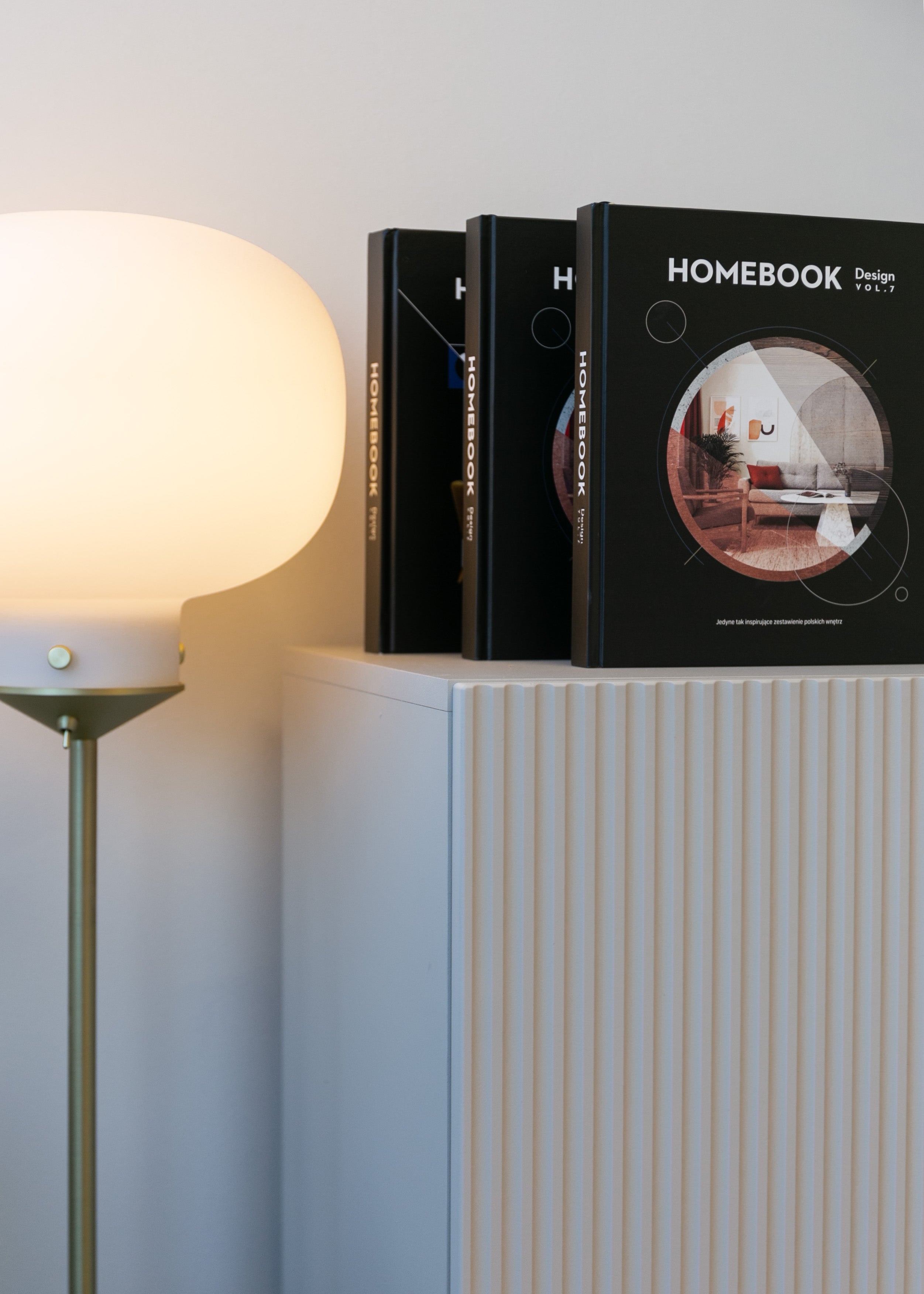Zweiturige Kommode Veldio mit gefräster Front 90 cm Grau-Beige mit goldenen Beinen