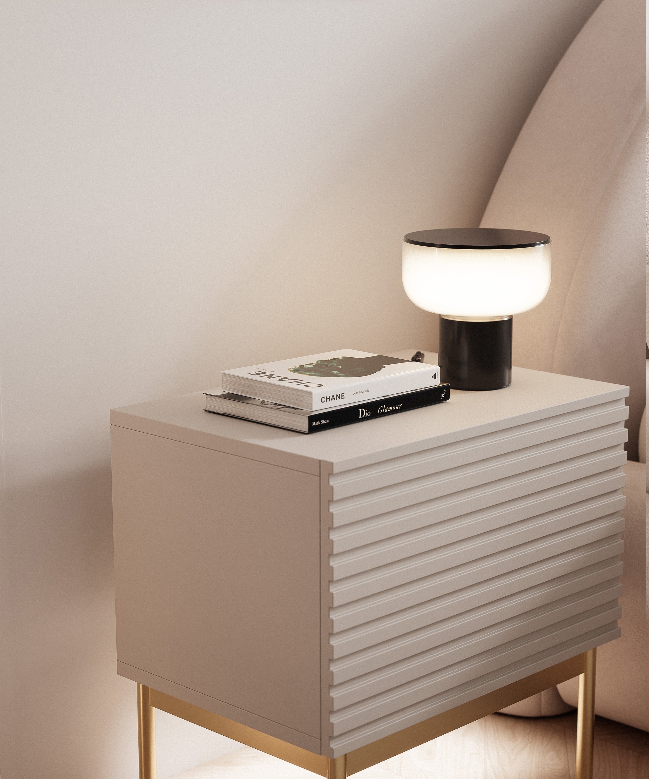 Nachttisch Linearis mit klappbarem Fach und LED-Beleuchtung, 46 cm, Kaschmir auf goldenen Beinen