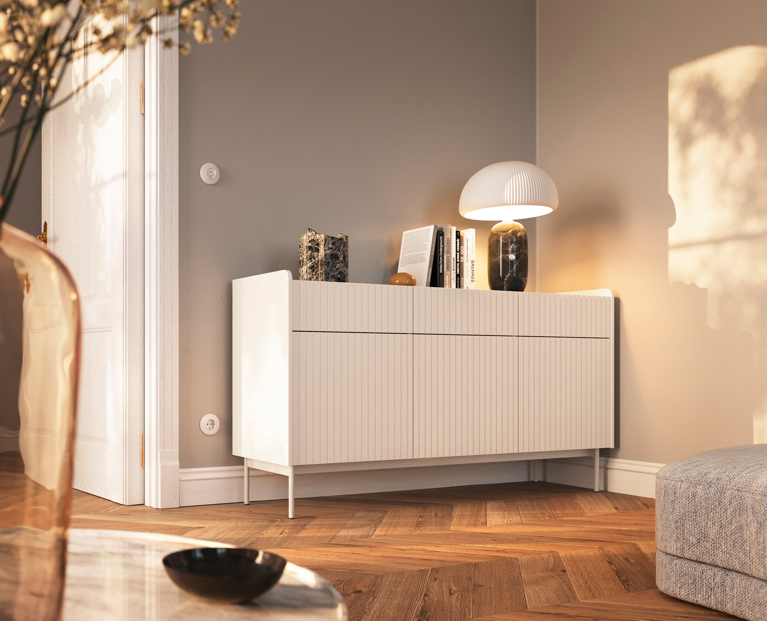 Drehtür-Kommode Liwelo mit drei Schubladen, 153 cm, grau-beige