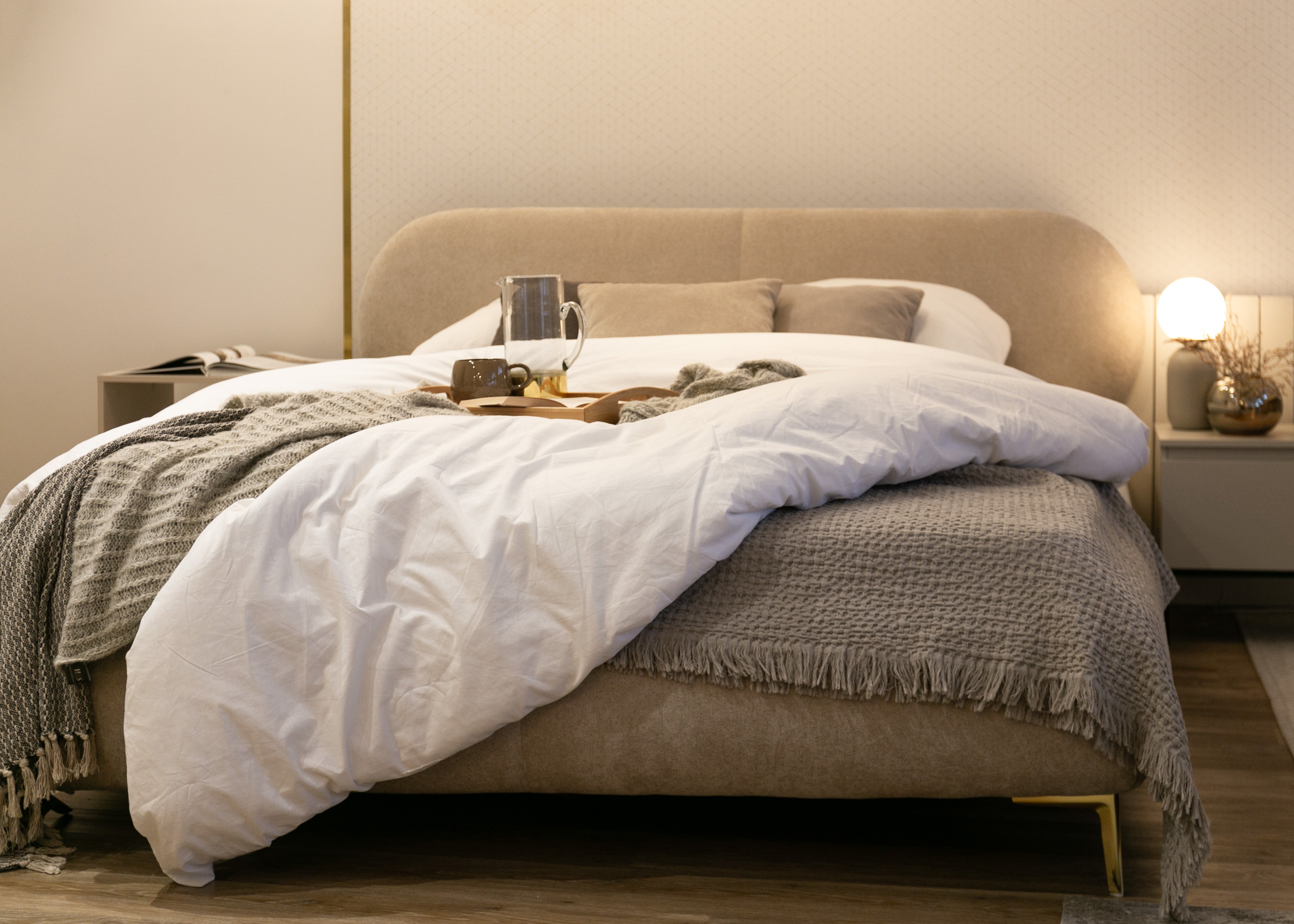 Polsterbett 140x200 cm Ovalle mit Stauraum, Metallrahmen, beiger hydrophober Chenille, goldene Beine