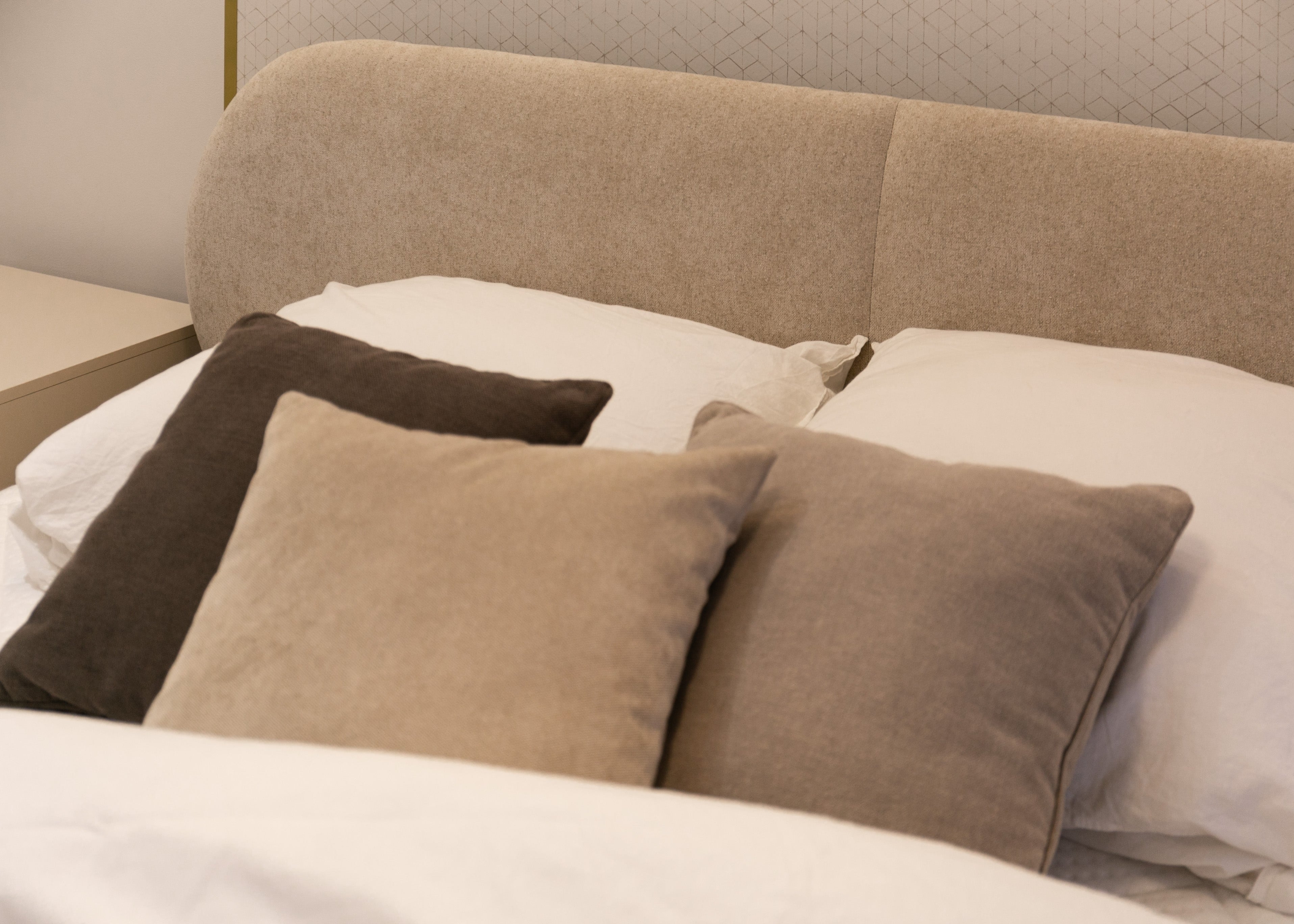 Polsterbett 160x200 cm Ovalle, beige Chenille, goldene Beine