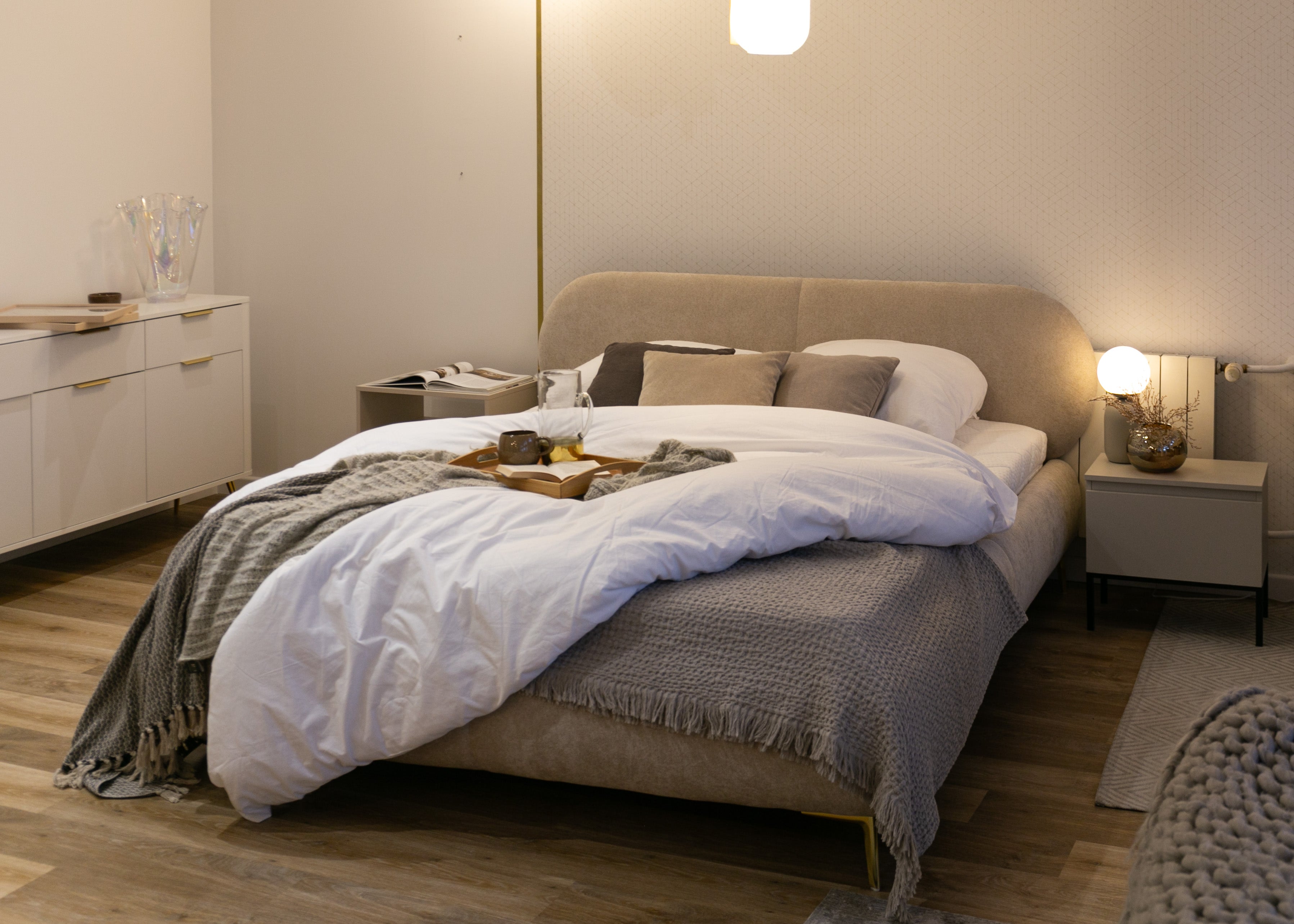 Polsterbett 160x200 cm Ovalle, beige Chenille, goldene Beine