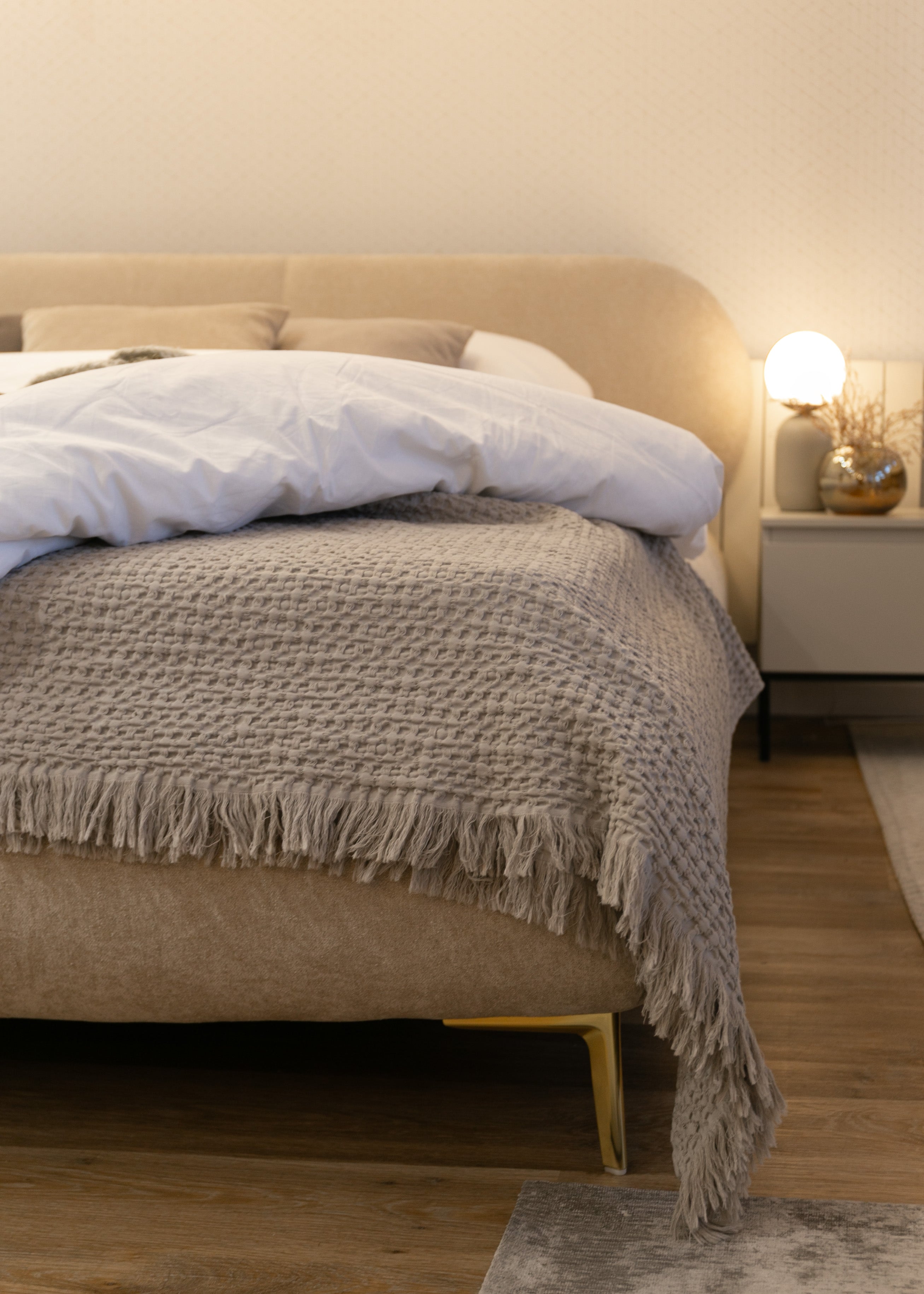 Polsterbett 160x200 cm Ovalle, beige Chenille, goldene Beine