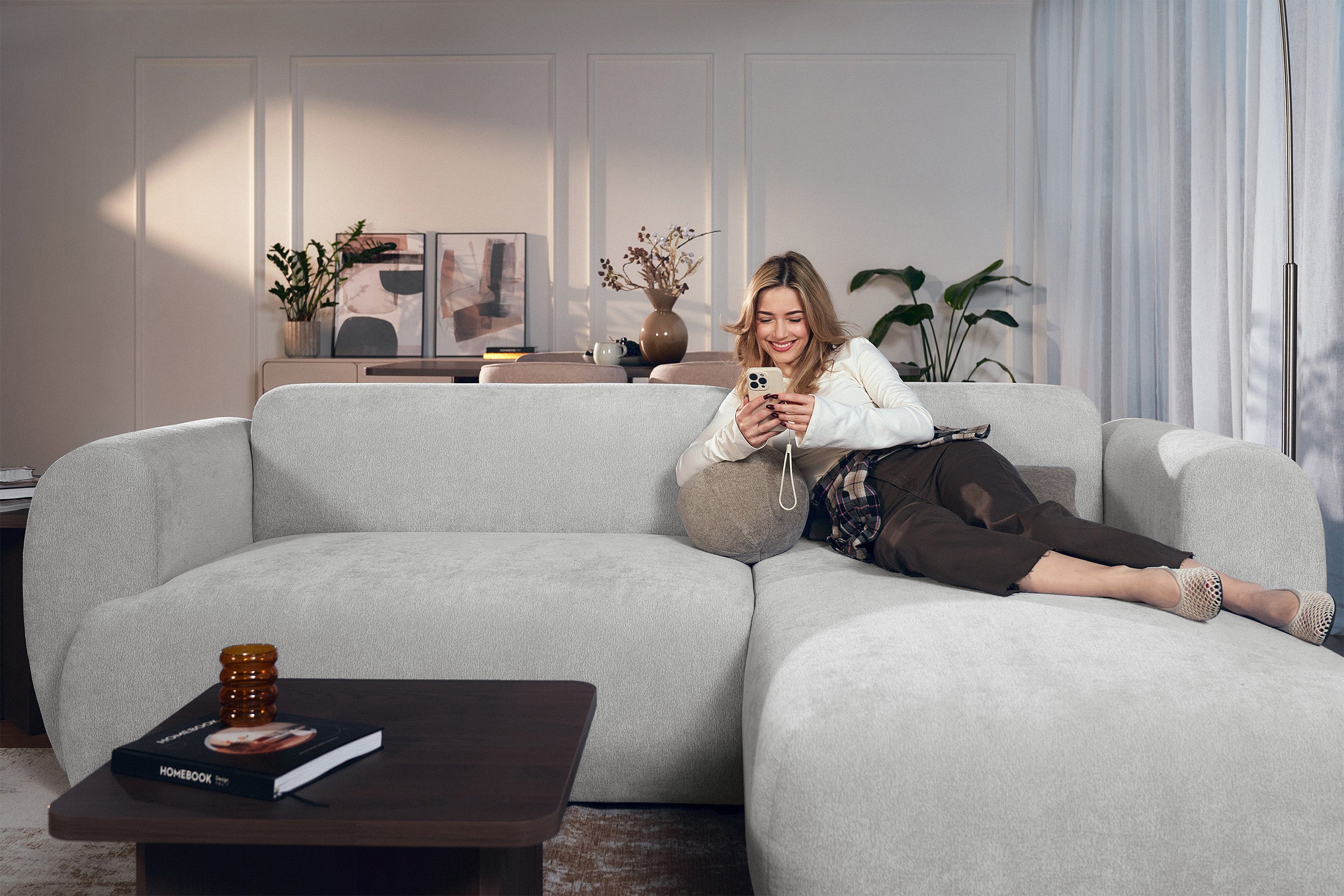 Ecksofa mit Schlaffunktion Emia, L-förmig, rechtsseitig, hellgrauer Chenille-Stoff