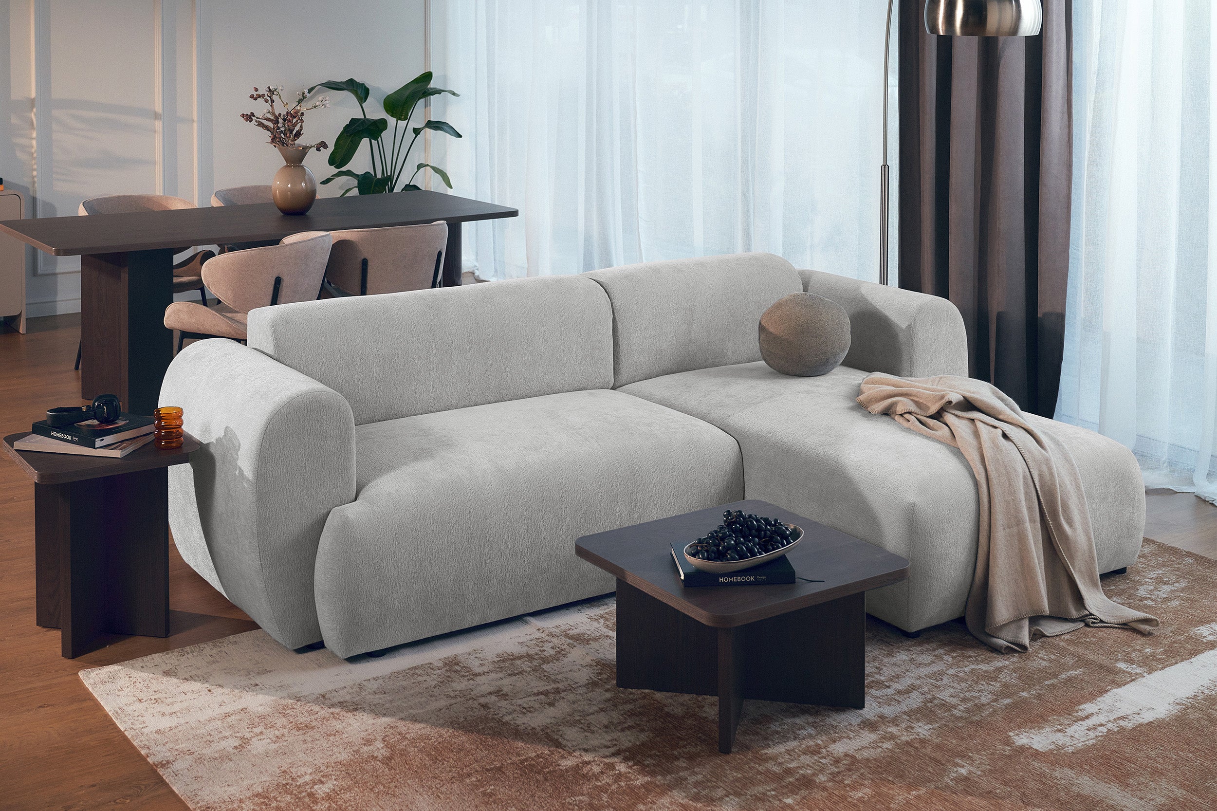 Ecksofa mit Schlaffunktion Emia, L-förmig, rechtsseitig, hellgrauer Chenille-Stoff