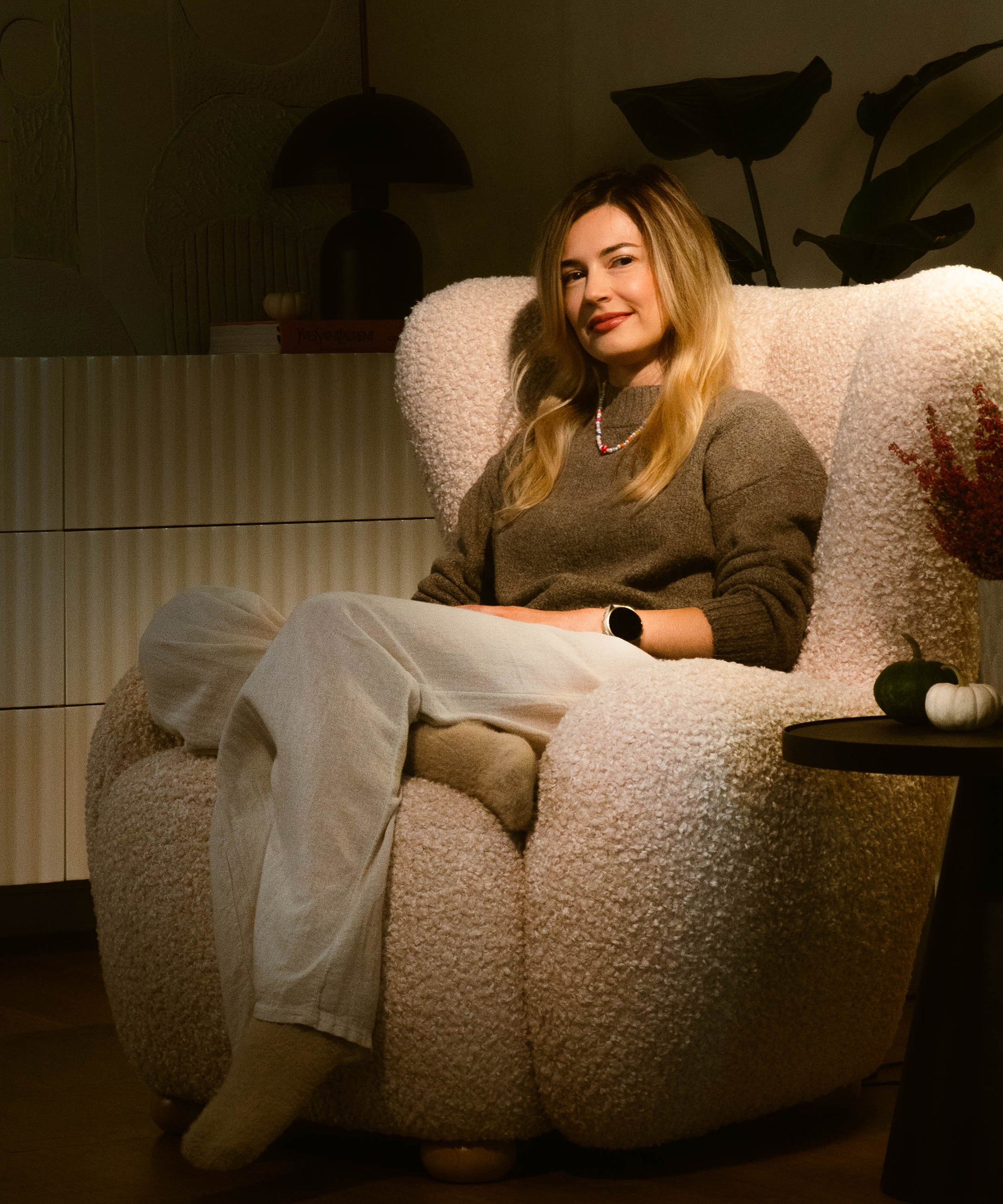 Milele Schalensitz hellbeige Bouclé, Beine aus Buche