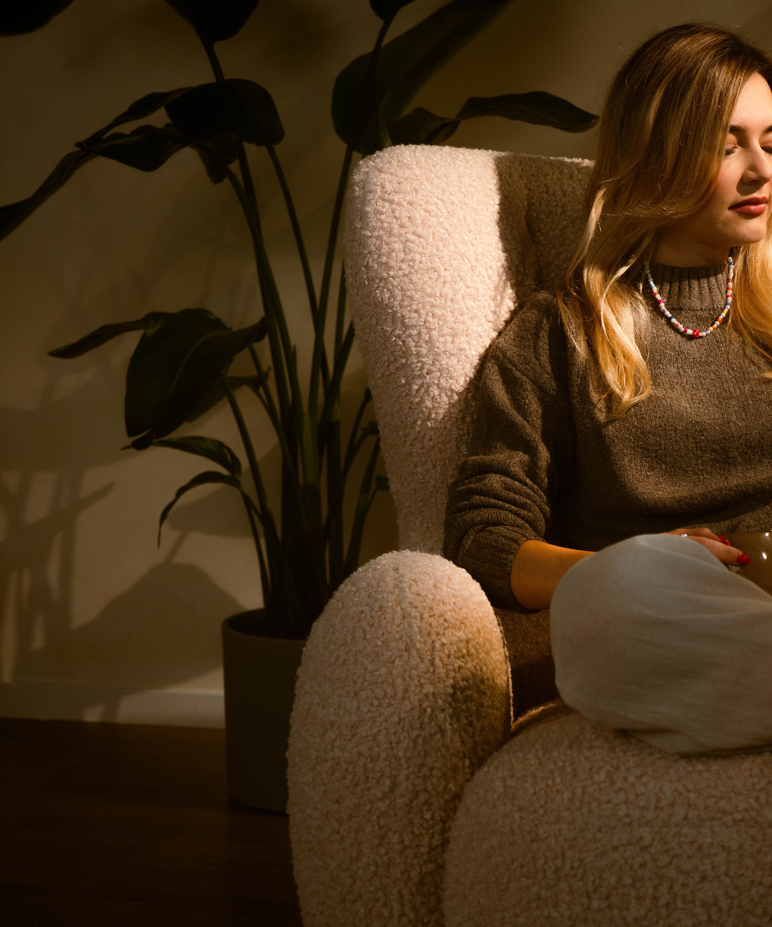 Milele Schalensitz hellbeige Bouclé, Beine aus Buche