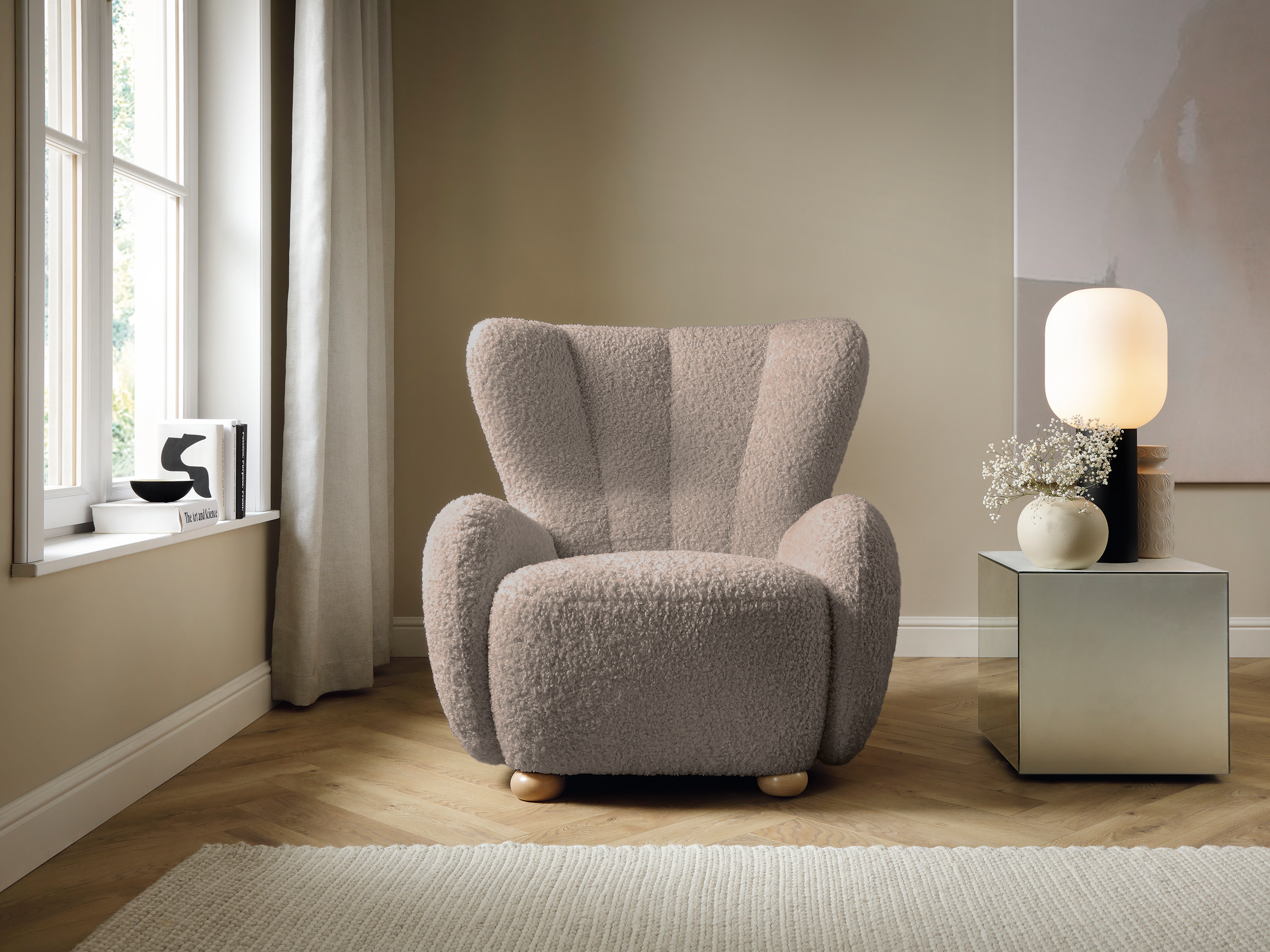 Beiger Schalensitz Milele aus Bouclé mit Buchenholzbeinen