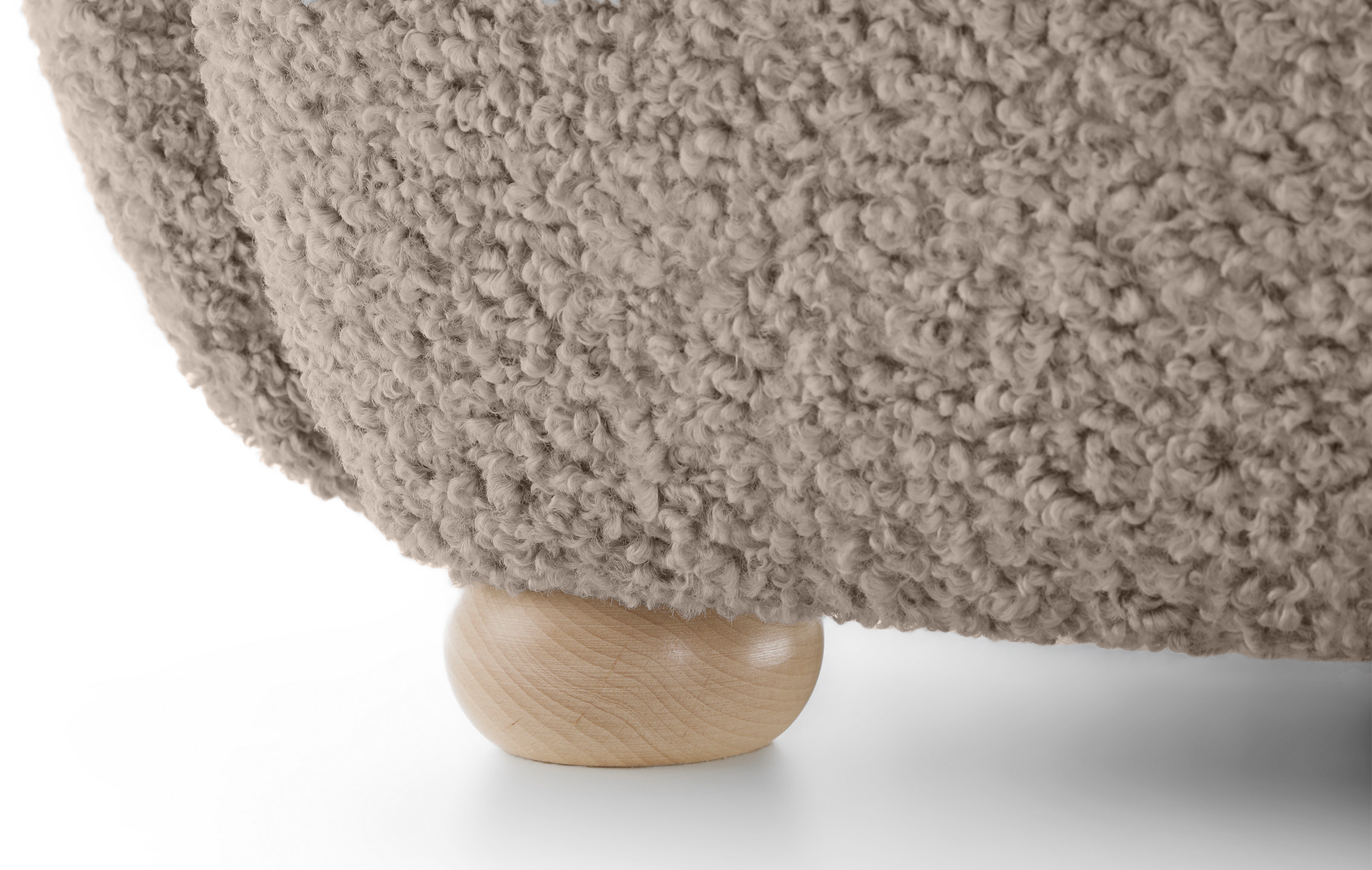 Beiger Schalensitz Milele aus Bouclé mit Buchenholzbeinen
