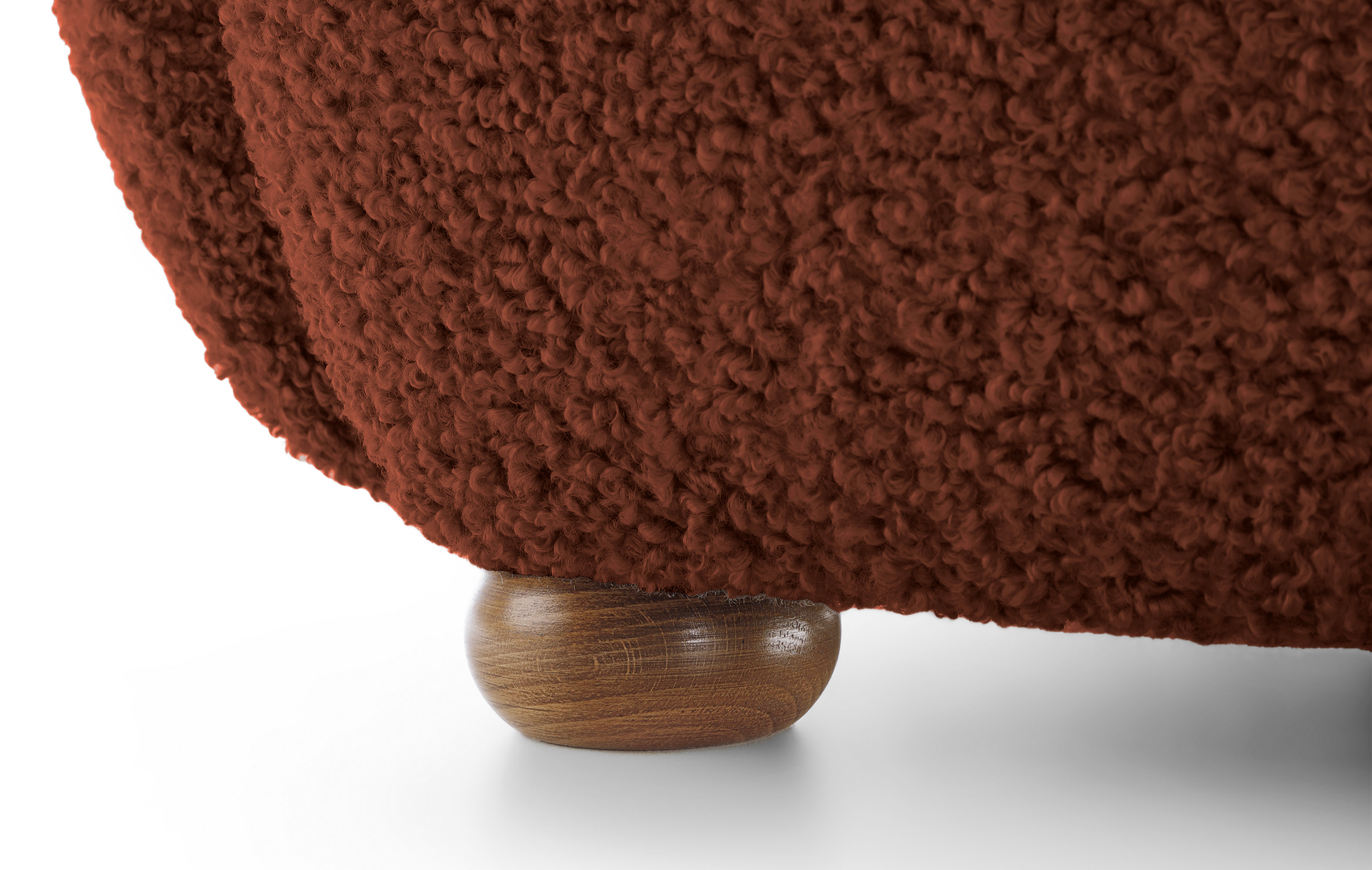 Milele Schalensitz Sessel Kupfer Bouclé mit Eichenbeinen