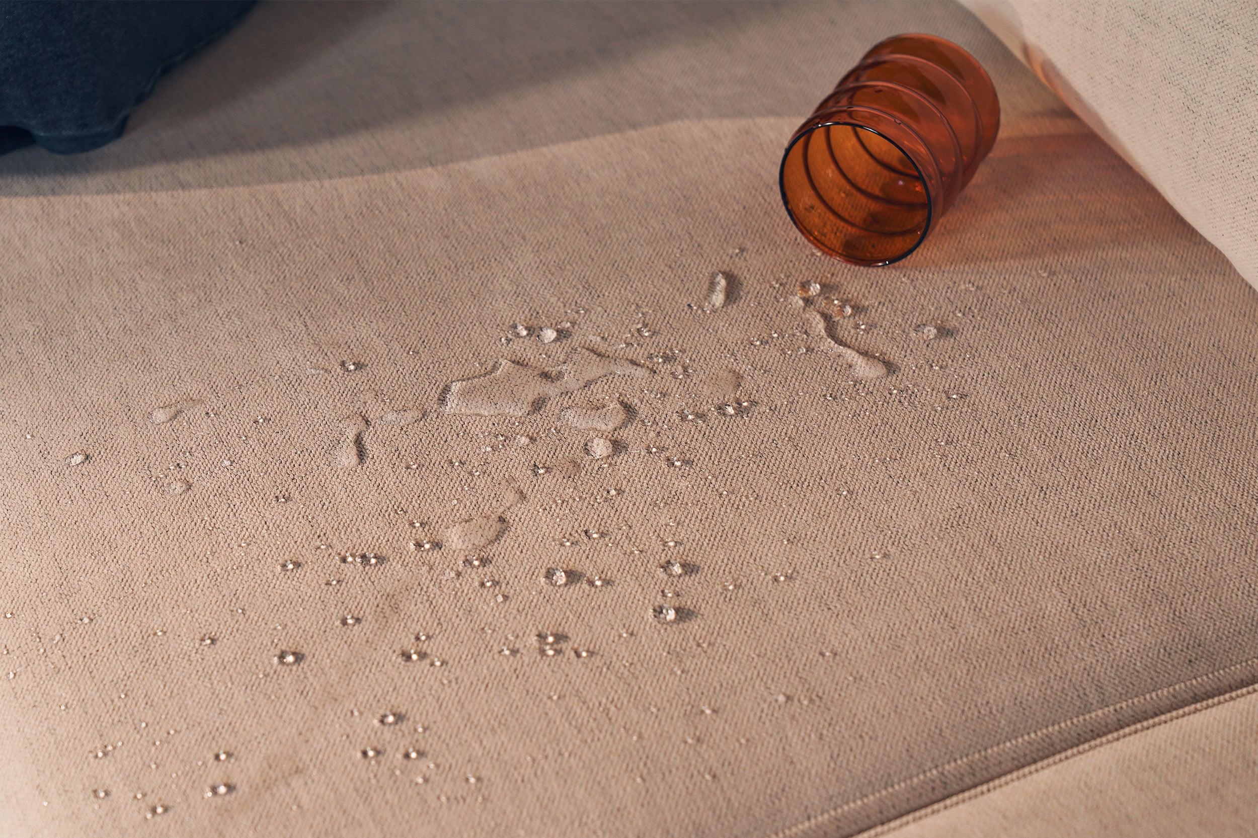 Ecksofa mit Schlaffunktion Carnos, L-förmig mit Ball, einzelne Kissen, cremefarbenes hydrophobes Chenille, rechtsseitig