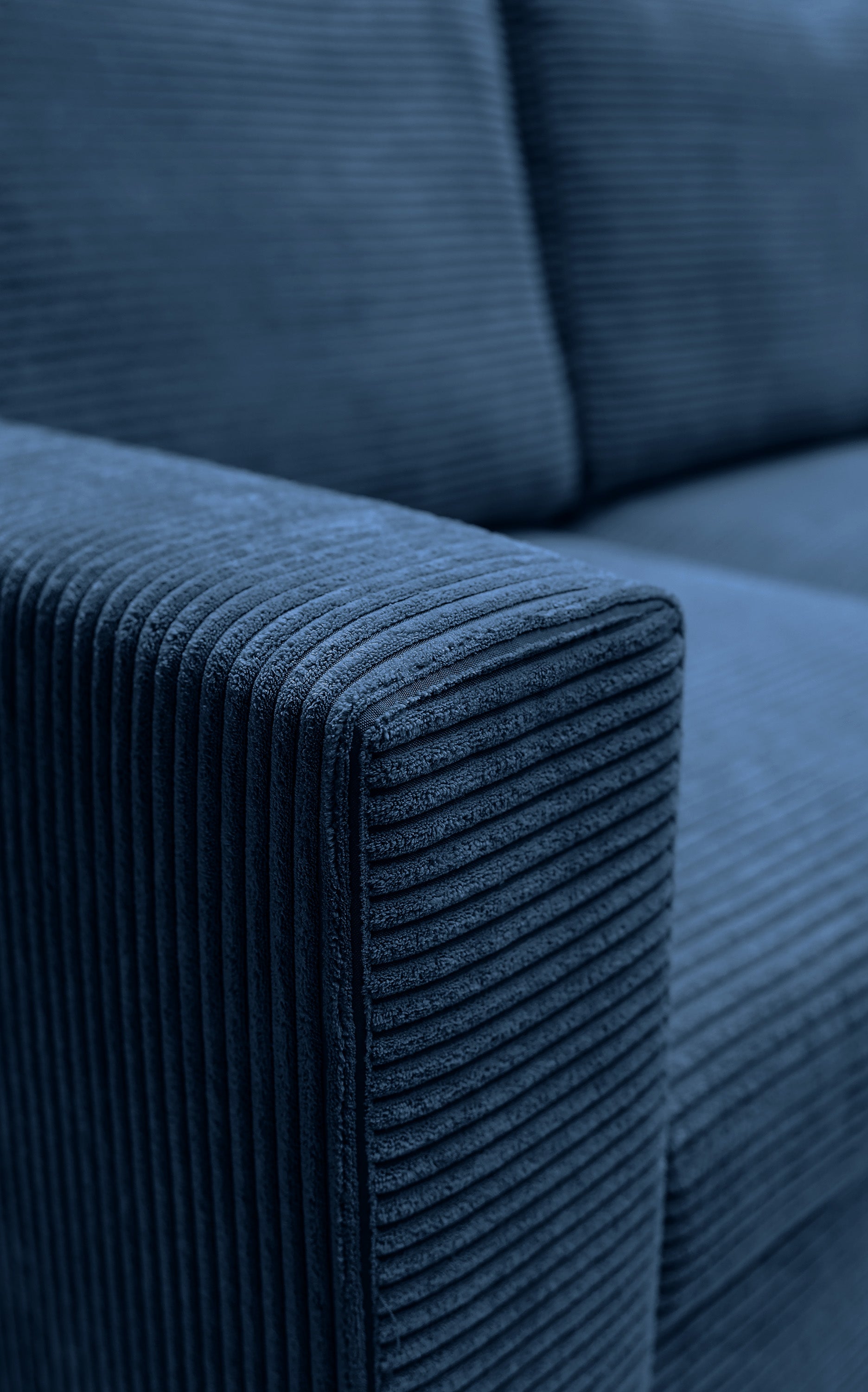 Ecksofa mit Schlaffunktion Nalika, L-förmig, mit Stauraum, marineblauer Cordstoff, rechtsseitig