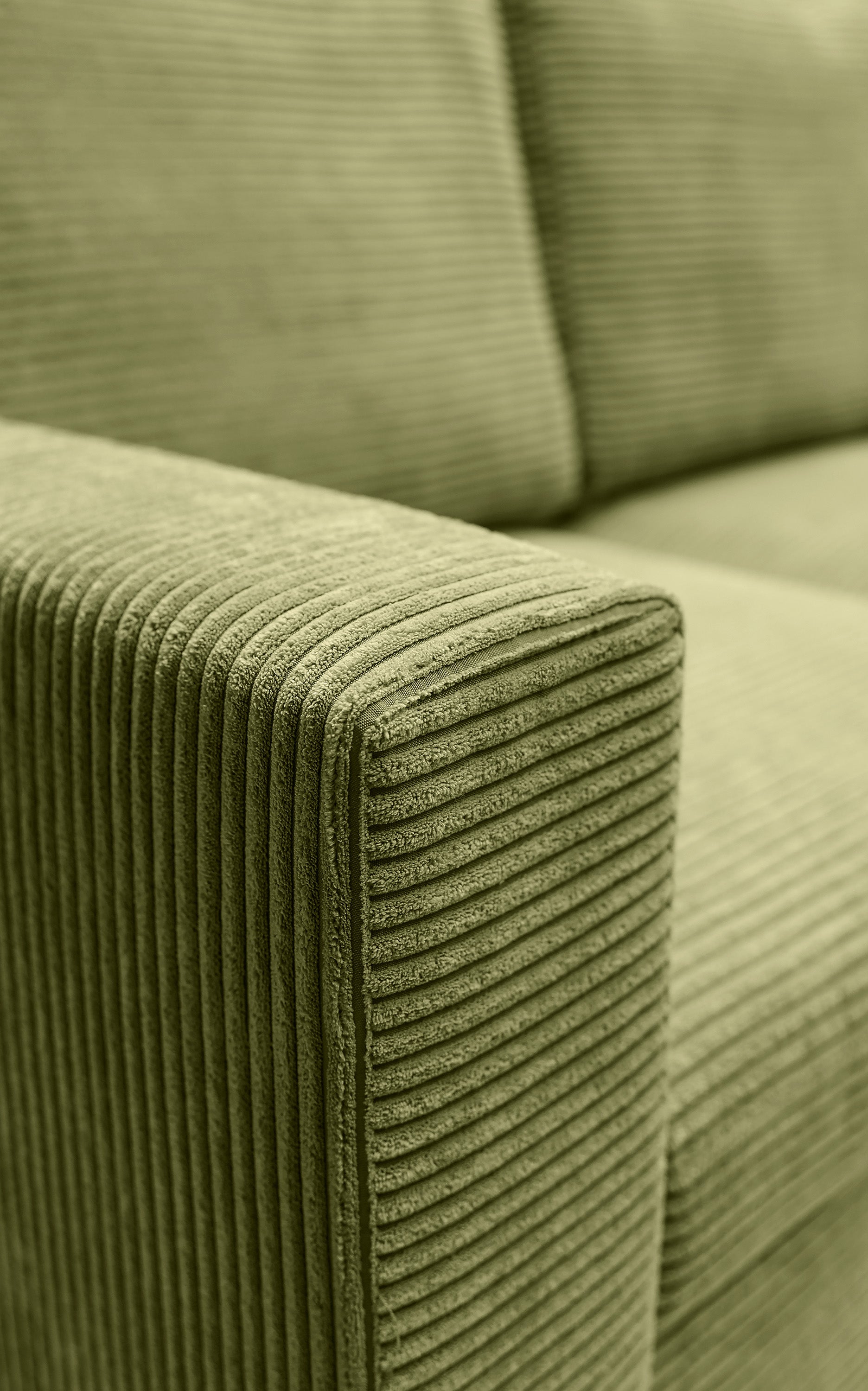 Ecksofa mit Schlaffunktion Nalika, L-förmig, mit Stauraum, pistaziengrüner Cordstoff, rechtsseitig