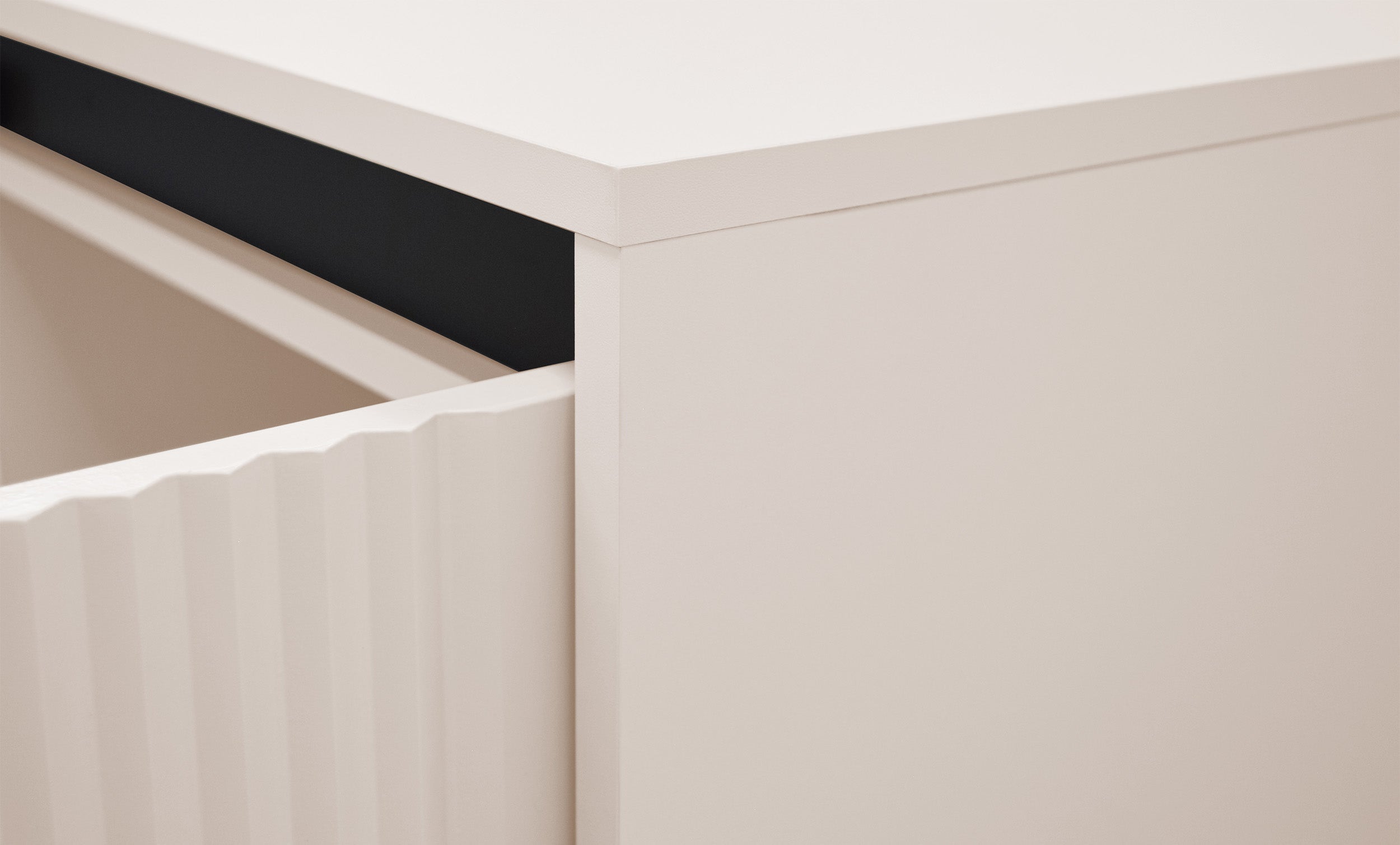 Drehtür-Kommode Osaka mit gerillten Fronten, 149 cm, sandbeige auf schwarzen Beinen