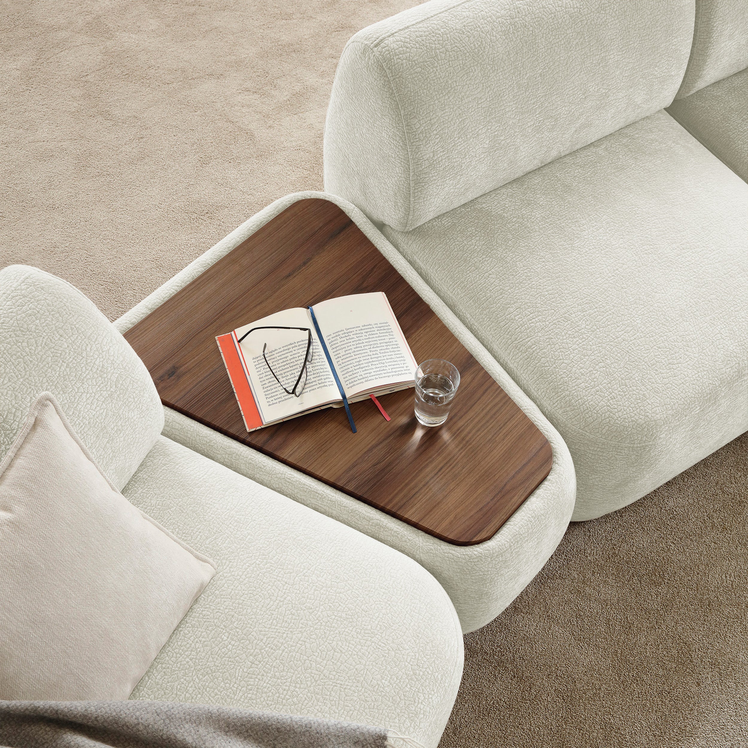 Modulares dreieckiges Hocker-Element mit Tischplatte Bommo, cremefarbenes Chenille