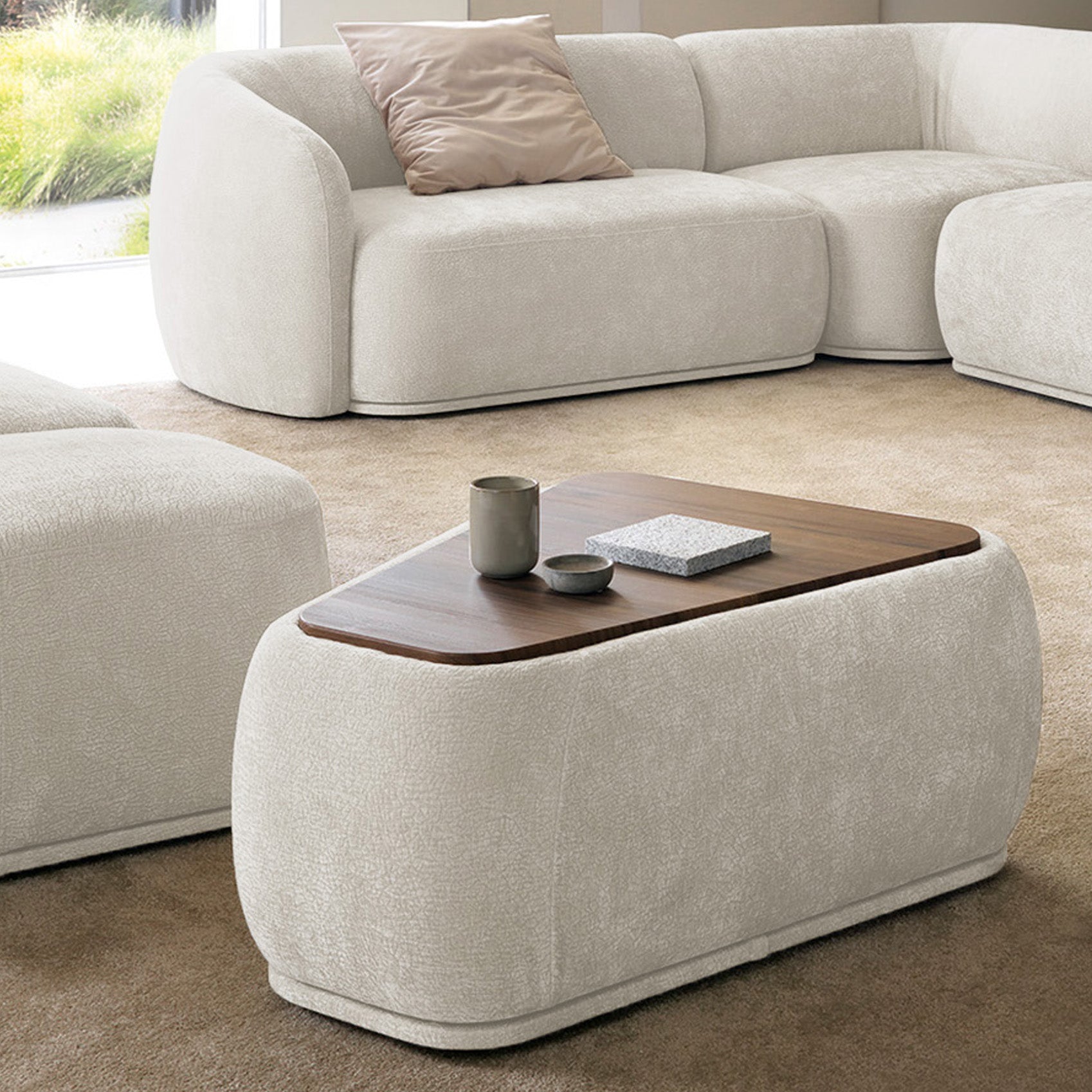 Modulares dreieckiges Hocker-Element mit Tischplatte Bommo, cremefarbenes Chenille