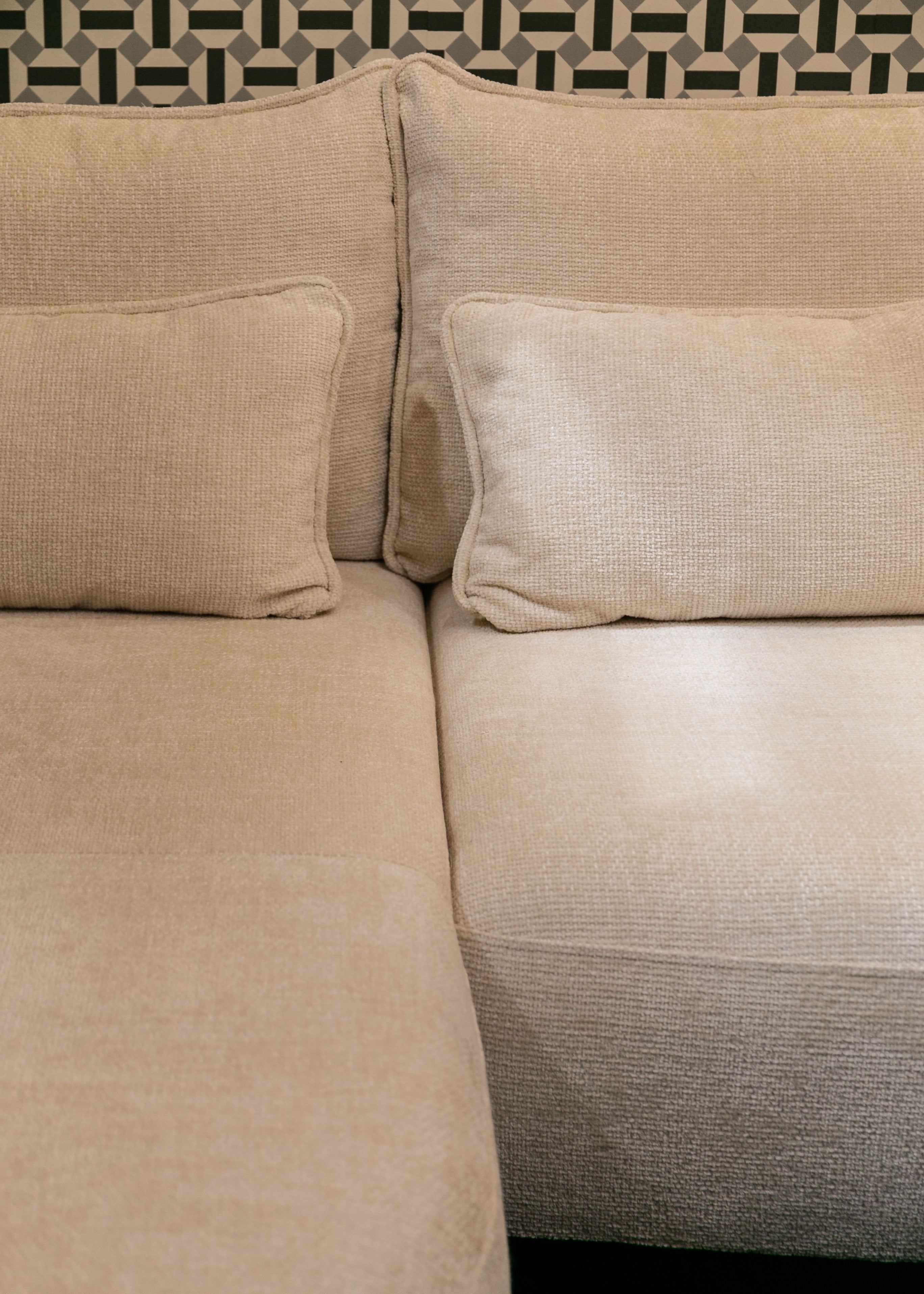 Ecksofa Oblivio mit Schlaffunktion, L-förmig, mit Stauraum, cremefarbener Chenille, linksseitig