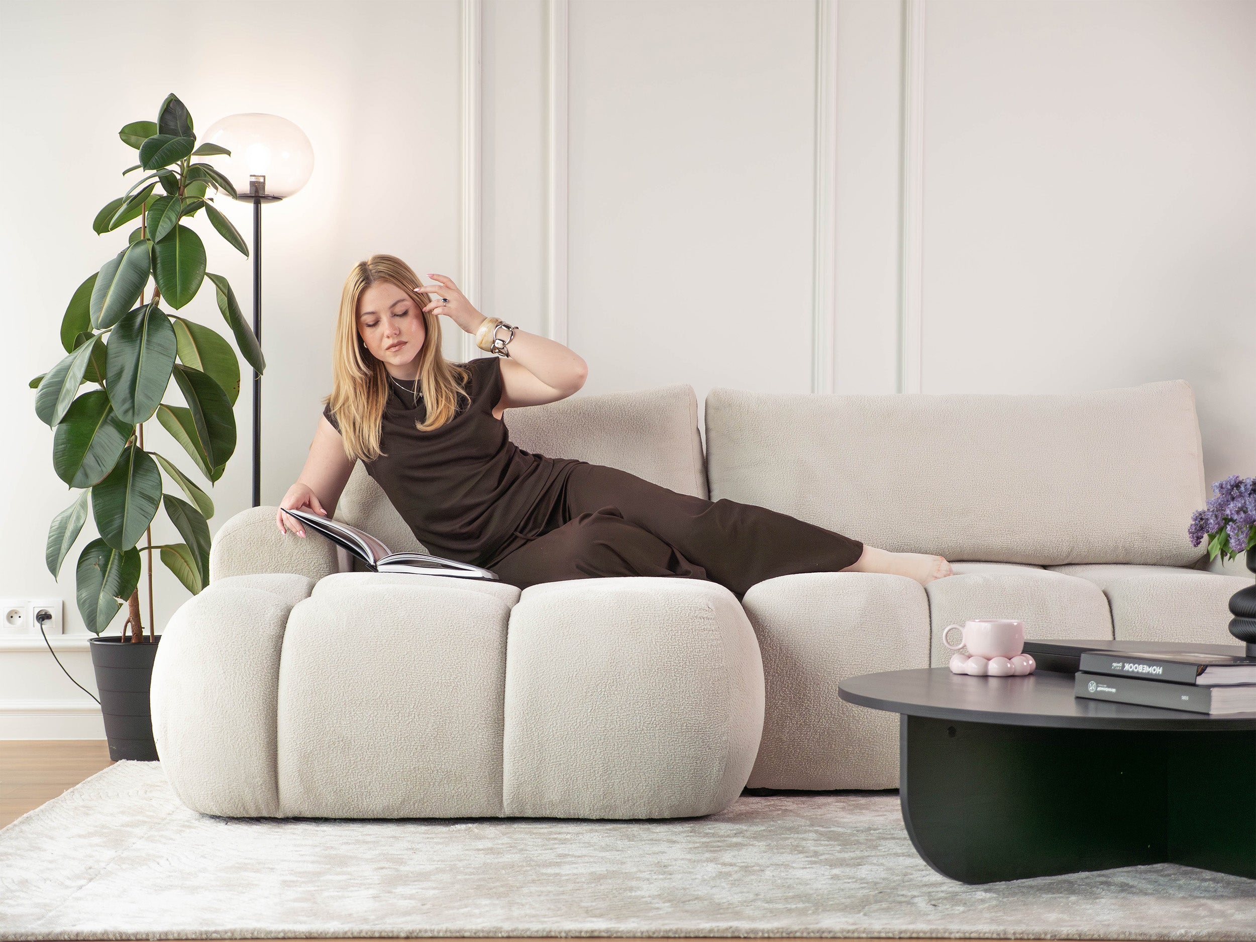 Ecksofa mit Schlaffunktion Ombo Mini, L-förmig, linksseitig, mit Stauraum, cremefarbenes Bouclé