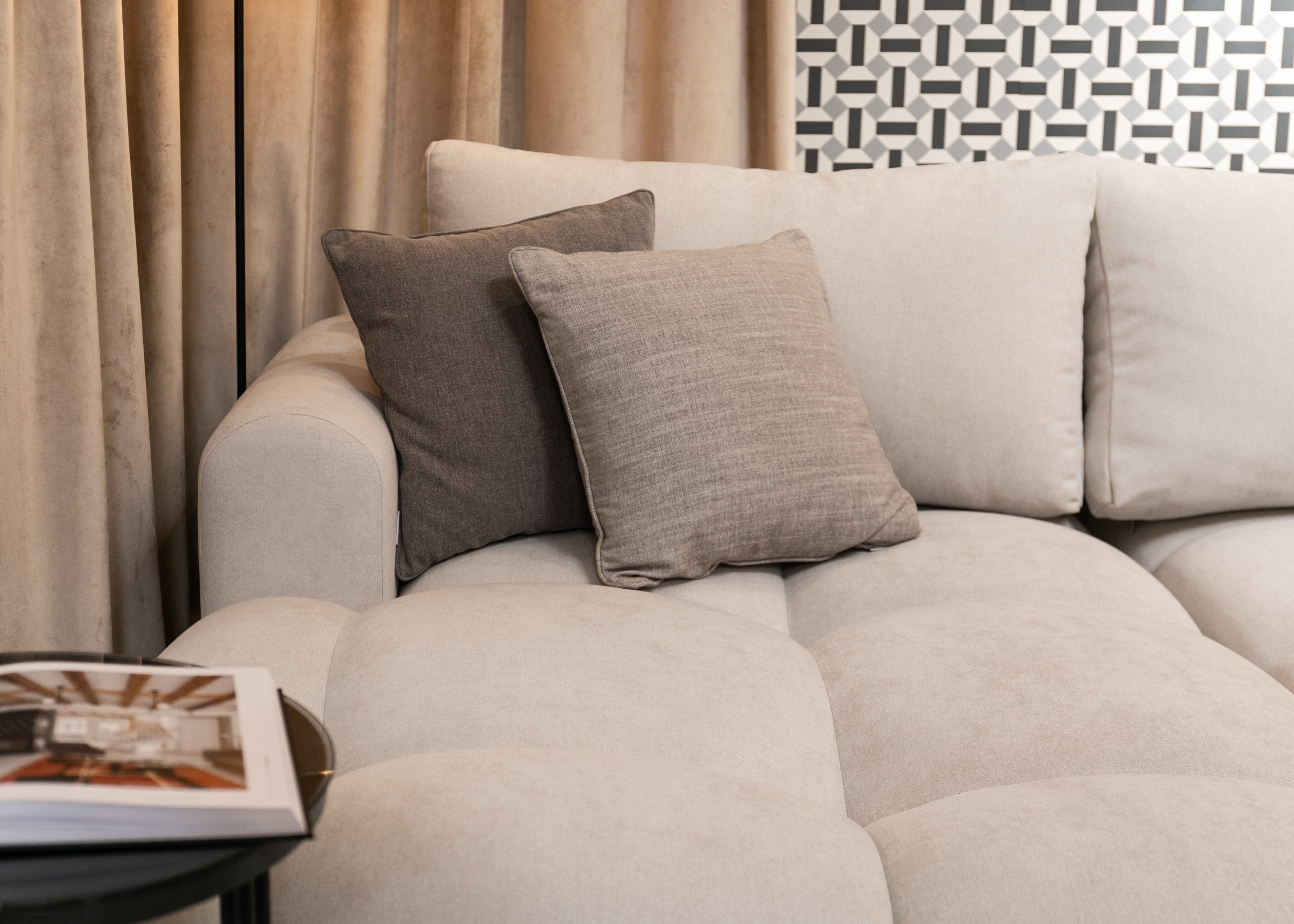 Ecksofa mit Schlaffunktion Ombo, cremefarben, L-förmig, mit Stauraum, aus leicht zu reinigendem Flechtstoff, linksseitig