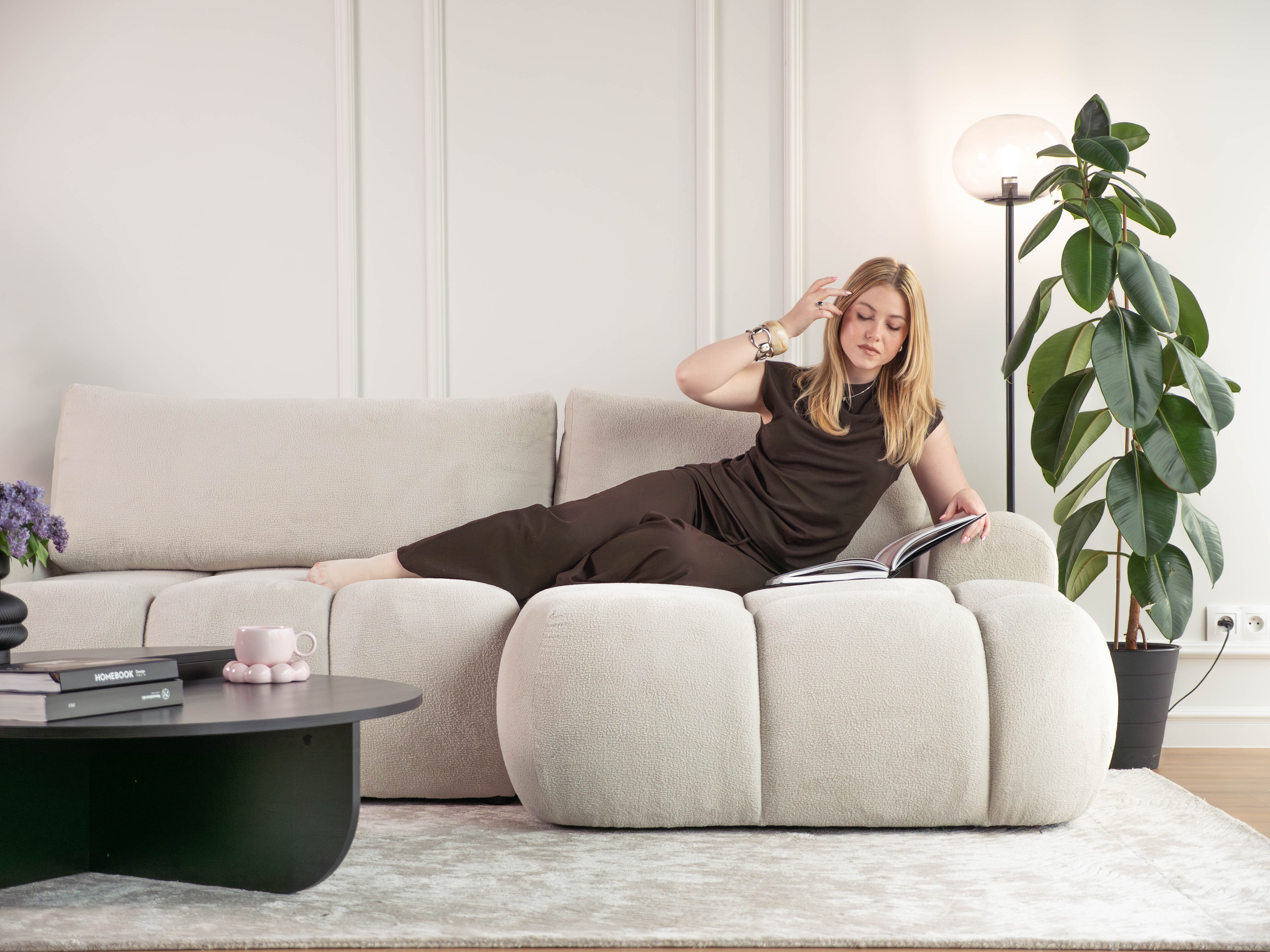 Ecksofa mit Schlaffunktion Ombo Mini, L-förmig, rechtsseitig, mit Stauraum, cremefarbenes Bouclé
