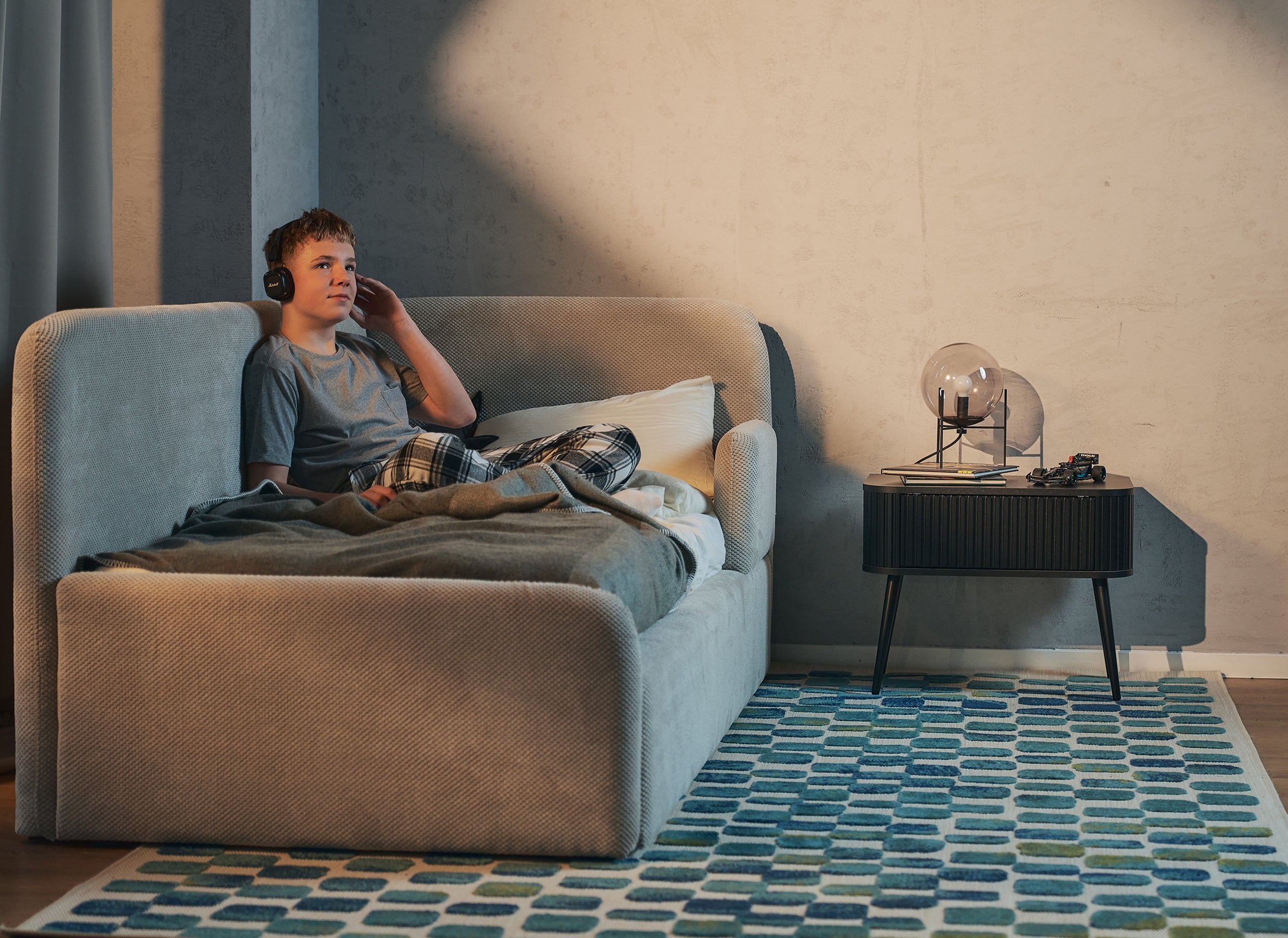 Jugendbett 90x200 cm Fanklo rechtsseitig mit Stauraum, grau-beiger hydrophober Plüsch