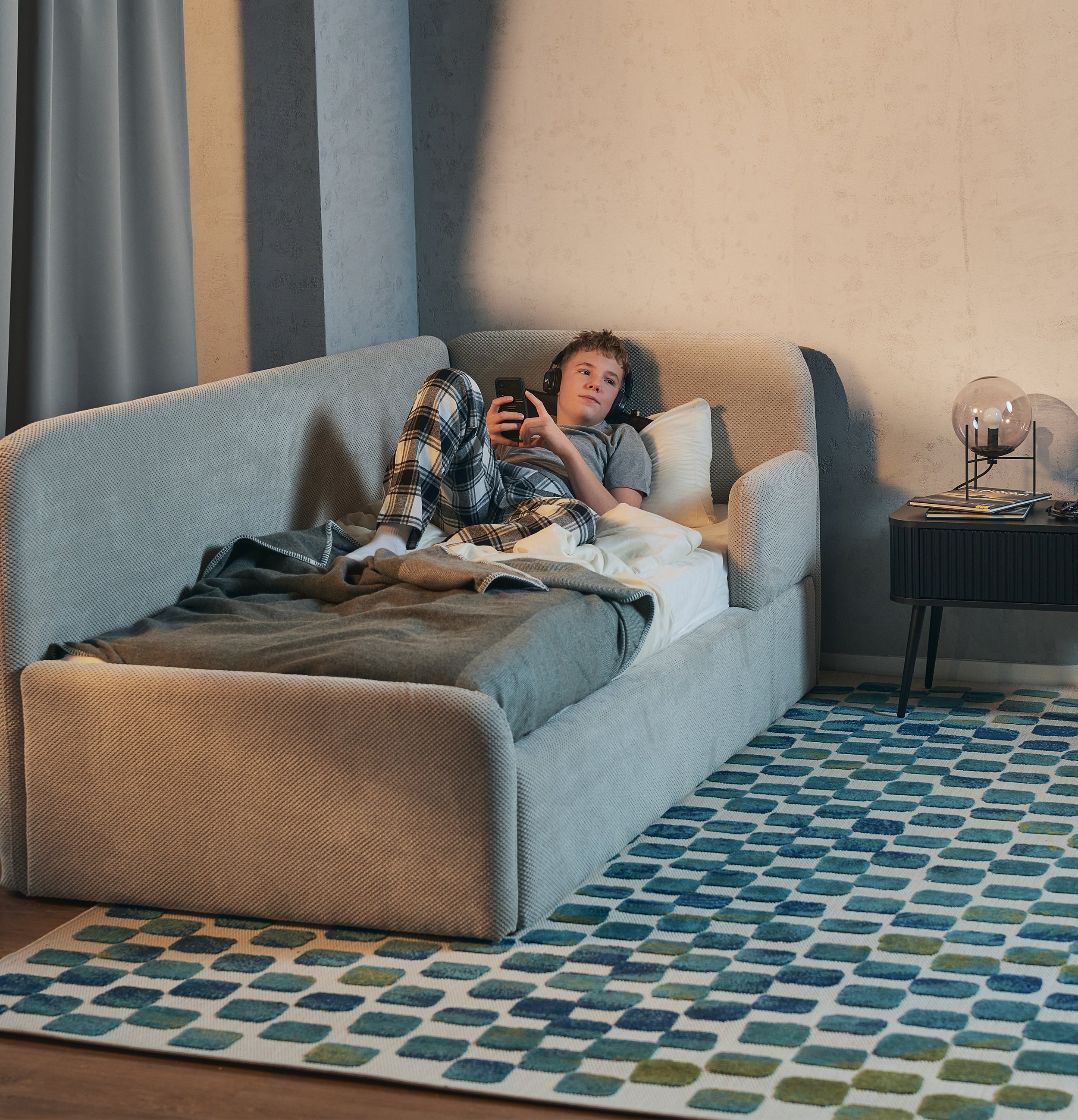 Jugendbett 120x200 cm Fanklo rechtsseitig mit Stauraum, grau-beiger hydrophober Plüsch