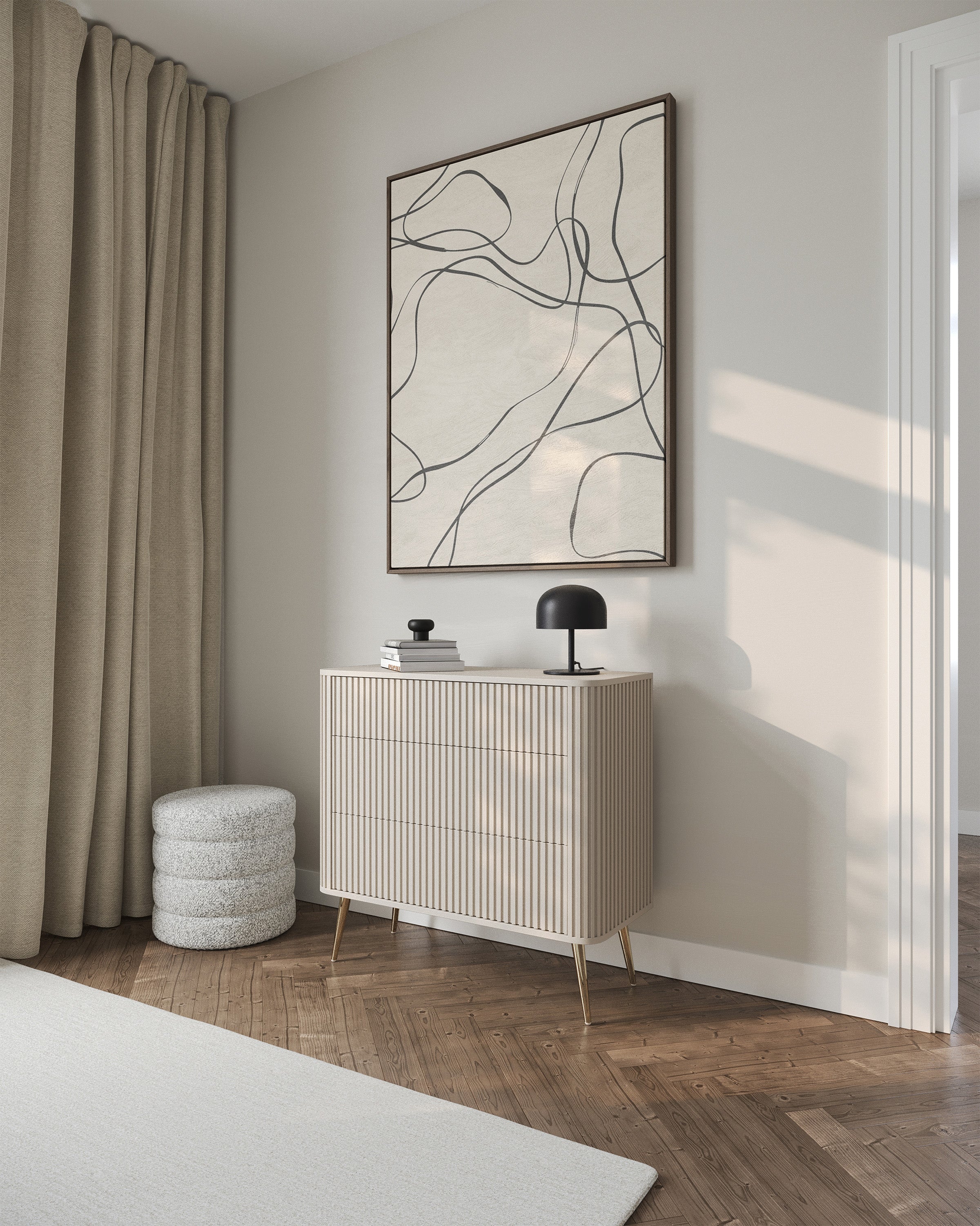 Kommode Ovarlo mit Fräsungen und drei Schubladen, 93 cm, sandbeige mit goldenen Beinen