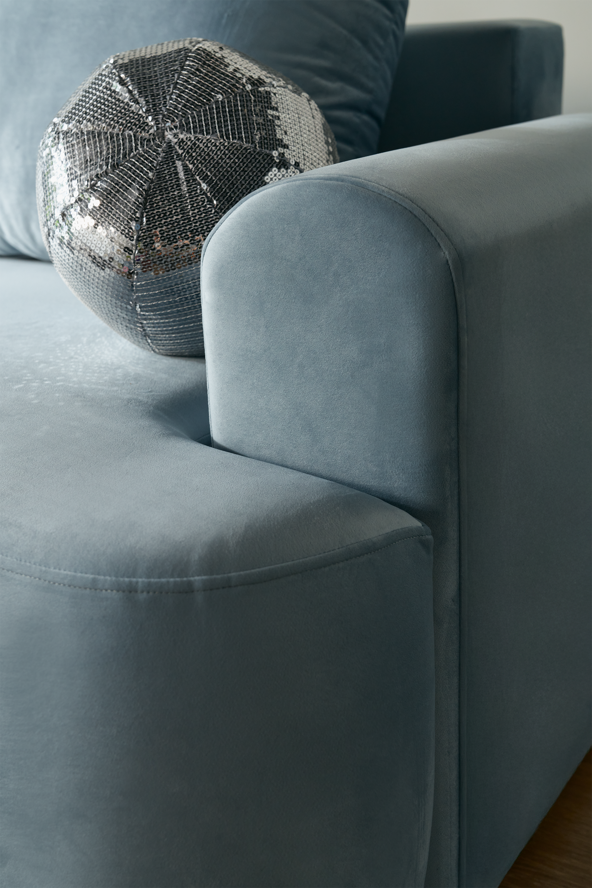 Ecksofa mit Schlaffunktion Ovo, L-förmig, linke Seite, mit Stauraum, hellblauer hydrophober Samt