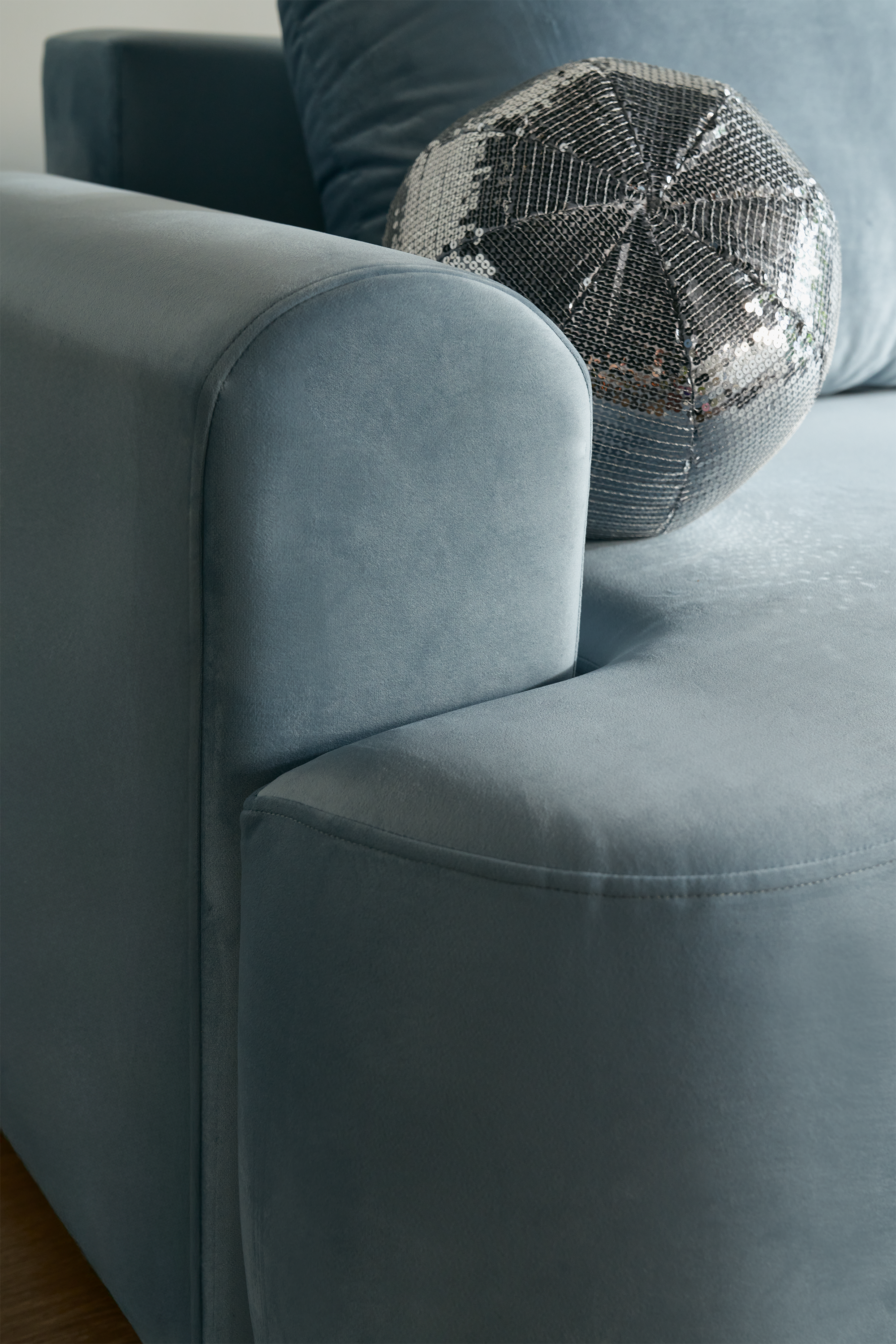 Ovo Ecksofa mit Schlaffunktion, L-Form, rechtsseitig, mit Stauraum, hellblauer hydrophober Samt