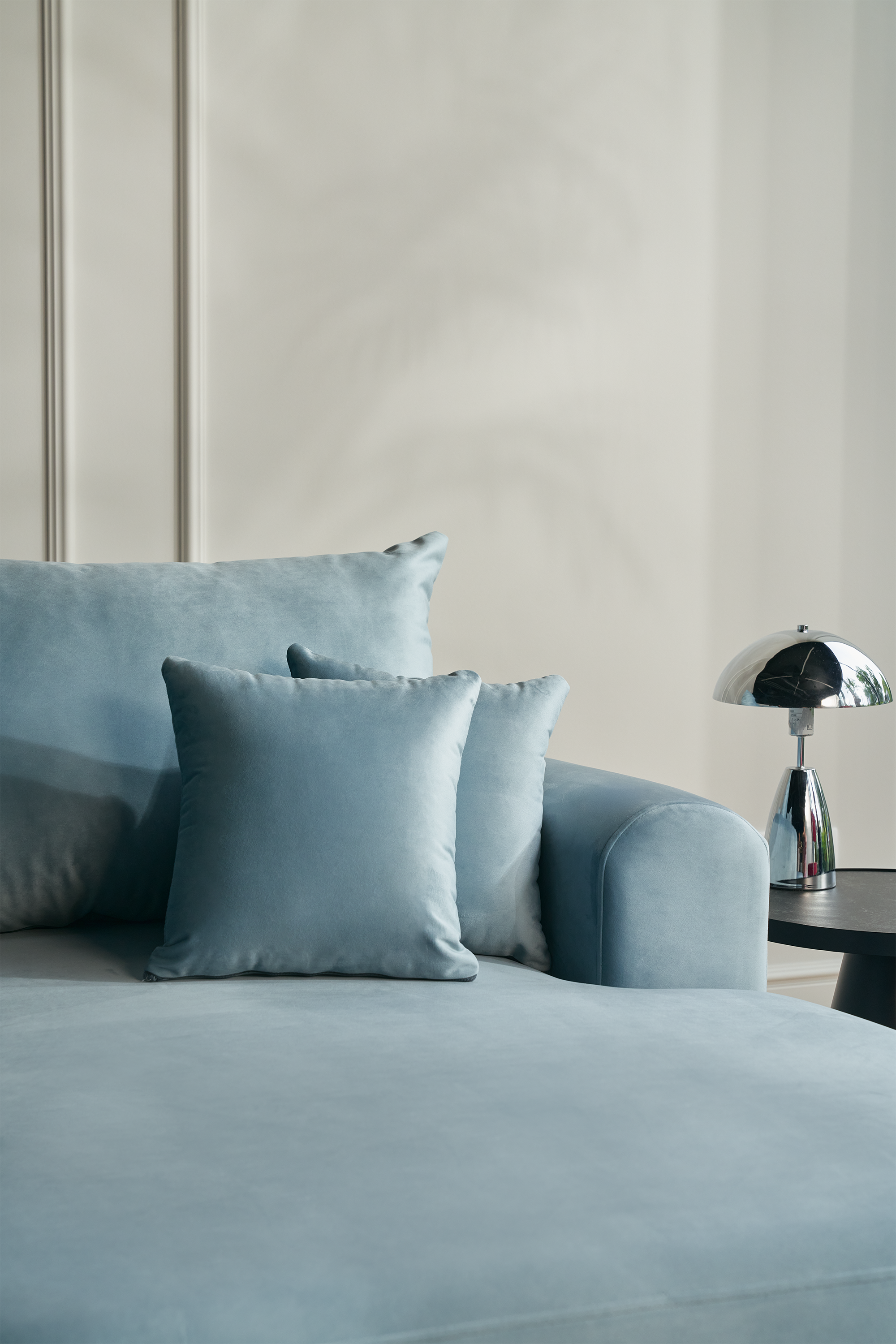 Ovo Ecksofa mit Schlaffunktion, L-Form, rechtsseitig, mit Stauraum, hellblauer hydrophober Samt