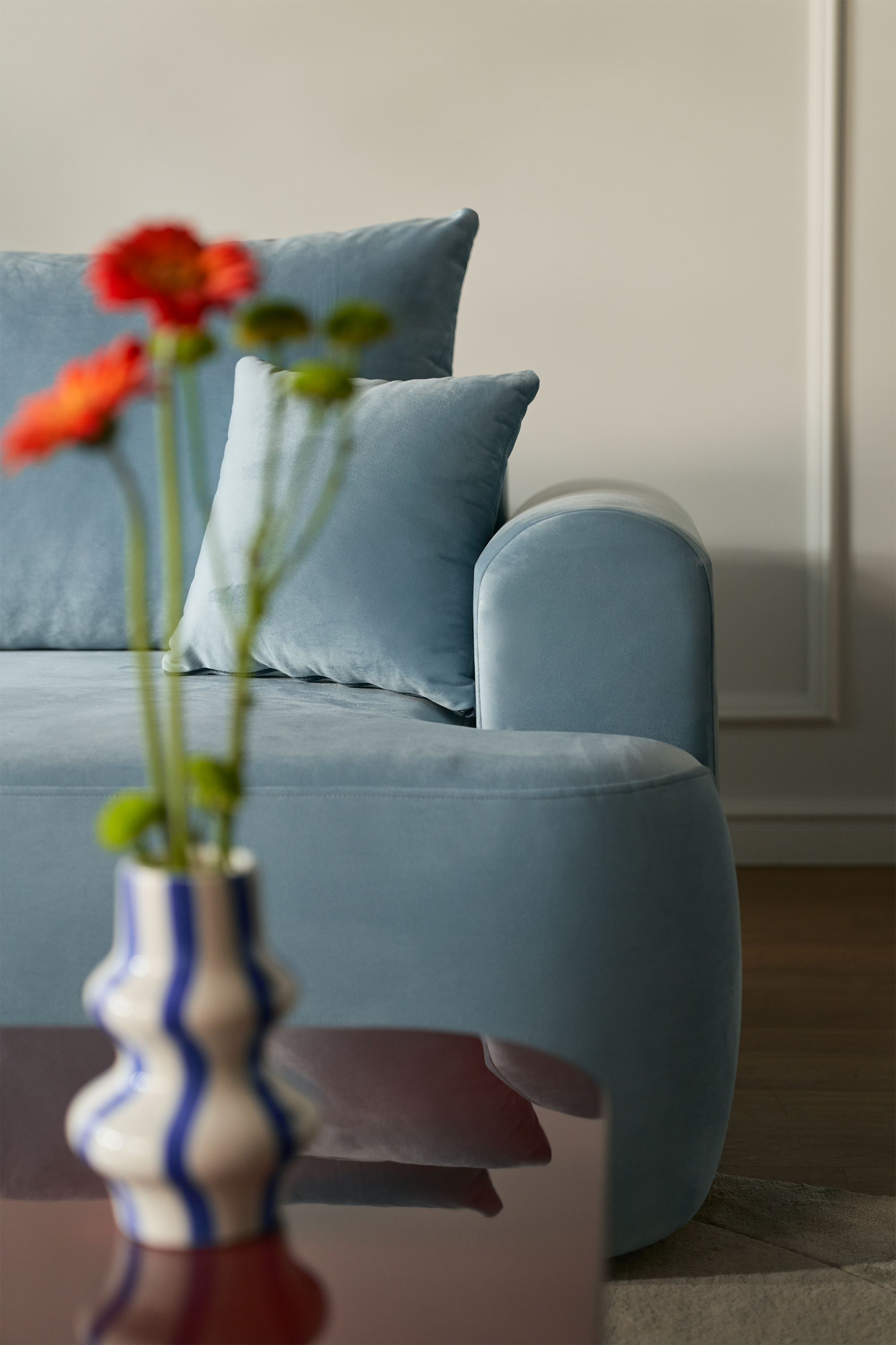 Ecksofa mit Schlaffunktion Ovo, L-förmig, linke Seite, mit Stauraum, hellblauer hydrophober Samt