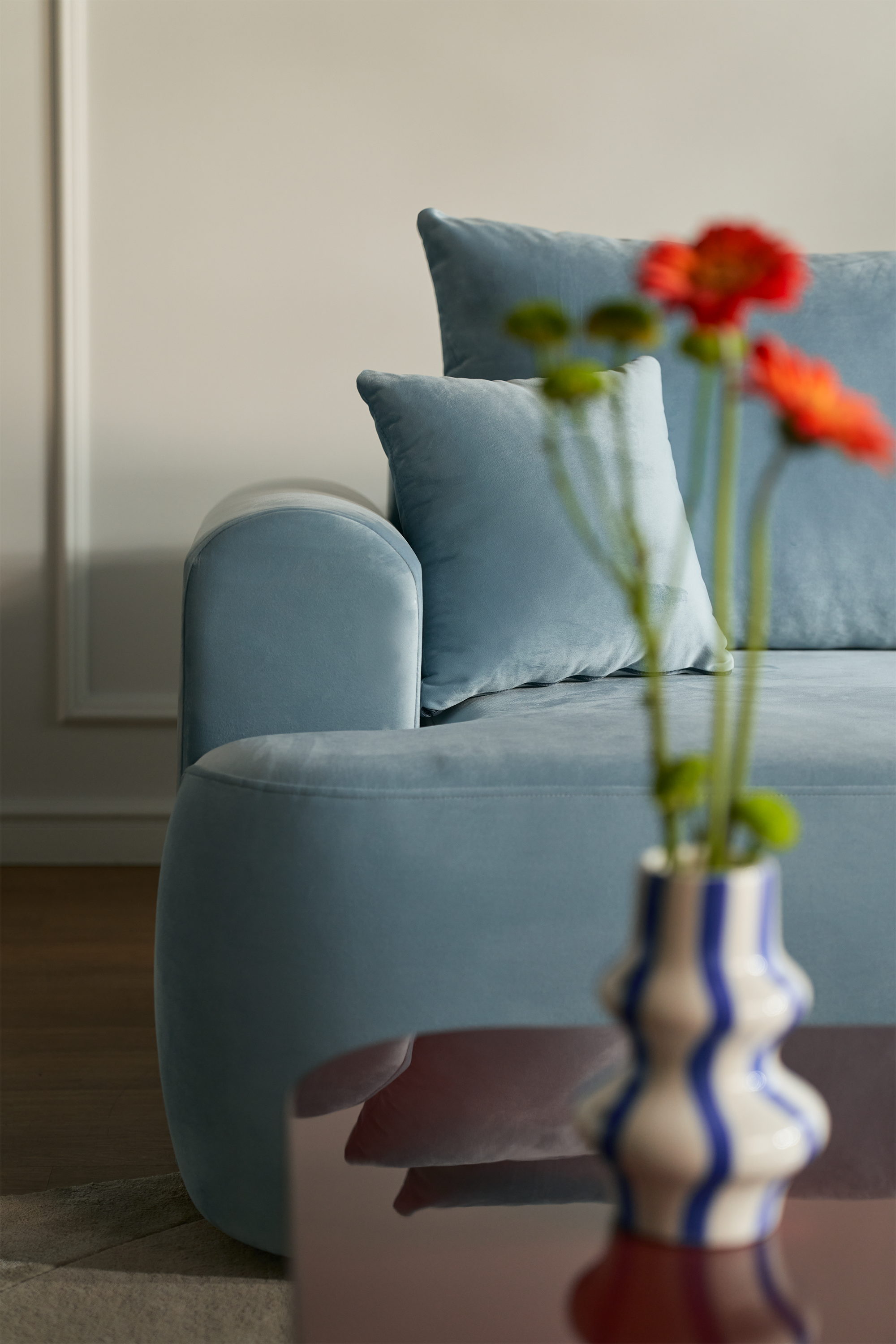 Ovo Ecksofa mit Schlaffunktion, L-Form, rechtsseitig, mit Stauraum, hellblauer hydrophober Samt