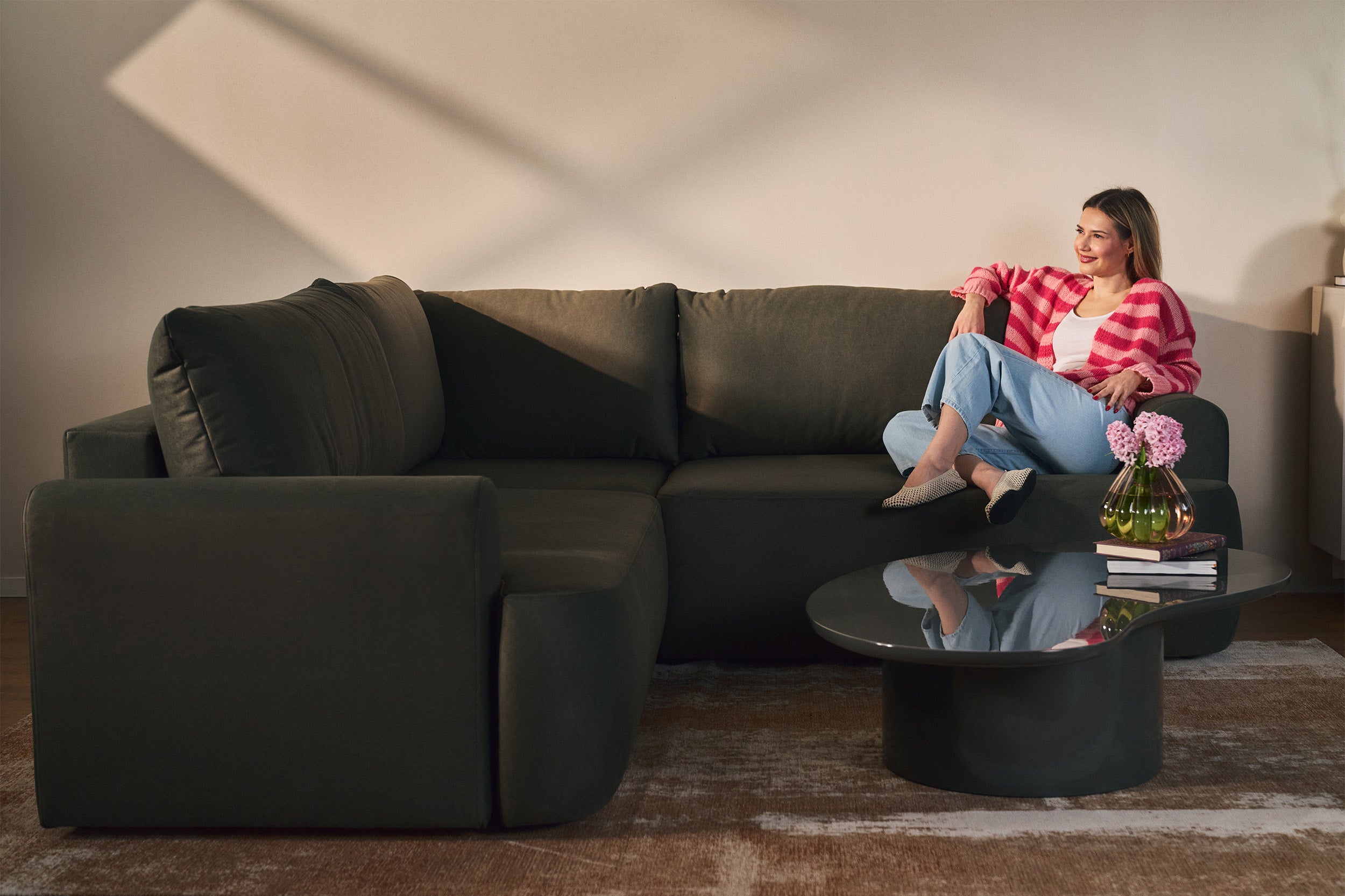 Ecksofa mit Schlaffunktion, Ovo, L-förmig, universell, olivgrüner, leicht zu reinigender Samtbezug