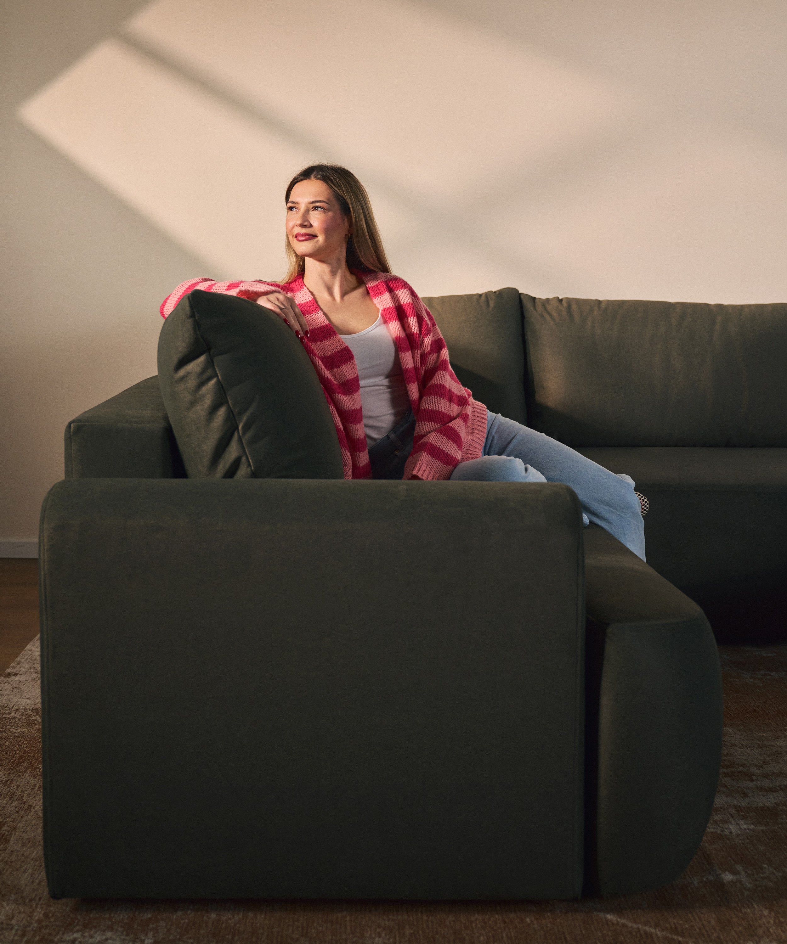 Ecksofa mit Schlaffunktion, Ovo, L-förmig, universell, olivgrüner, leicht zu reinigender Samtbezug